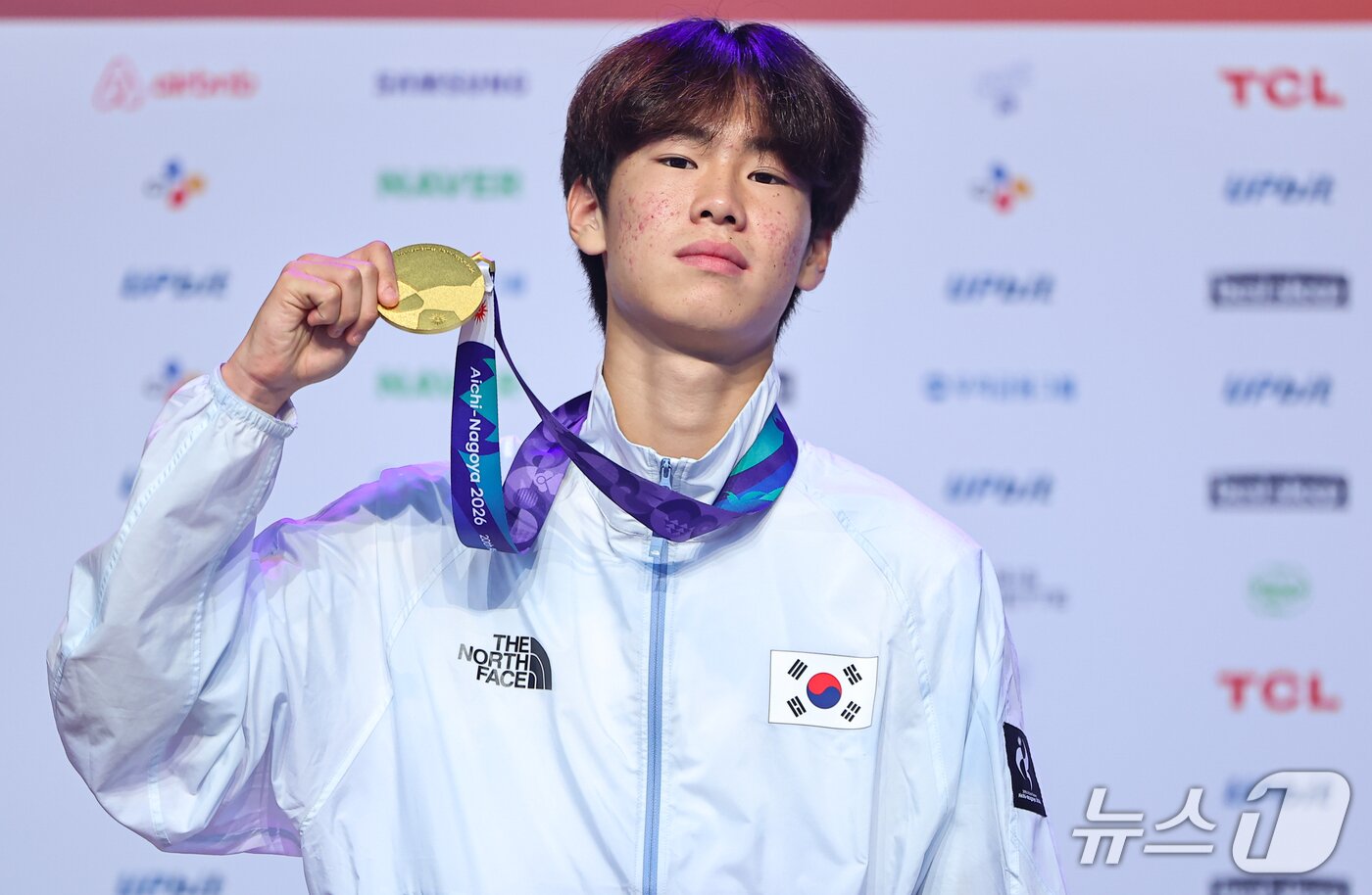본문 이미지 - 스케이트보드 국가대표 강준이가 28일 일본 나고야 코리안하우스에서 열린 금메달리스트 기자회견에서 기념 촬영을 하고 있다. 2026.9.28 ⓒ 뉴스1 김도우 기자