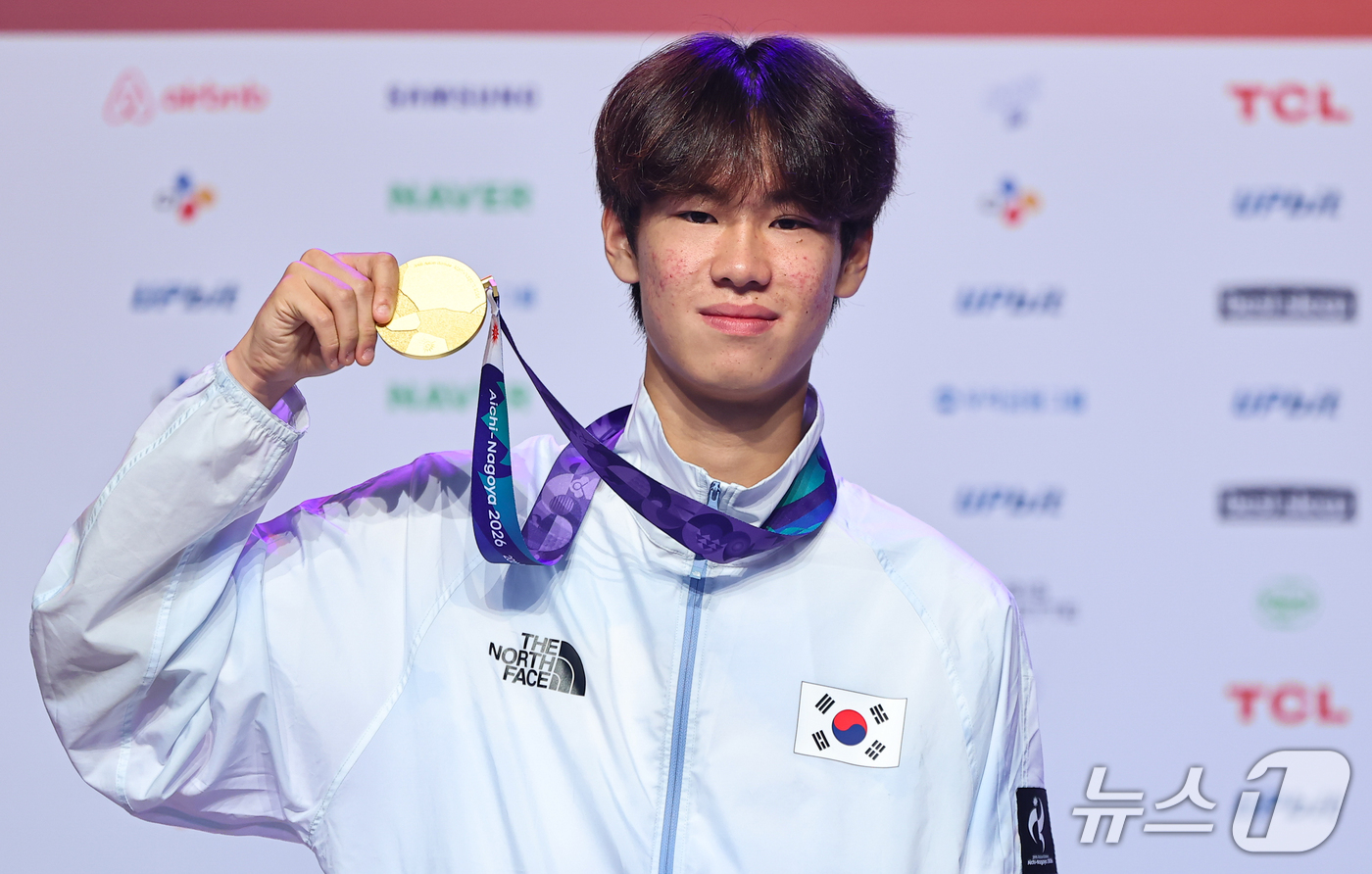 (나고야=뉴스1) 김도우 기자 = 스케이트보드 국가대표 강준이가 28일 일본 나고야 코리안하우스에서 열린 금메달리스트 기자회견에서 기념 촬영을 하고 있다. 2026.9.28/뉴스1 …