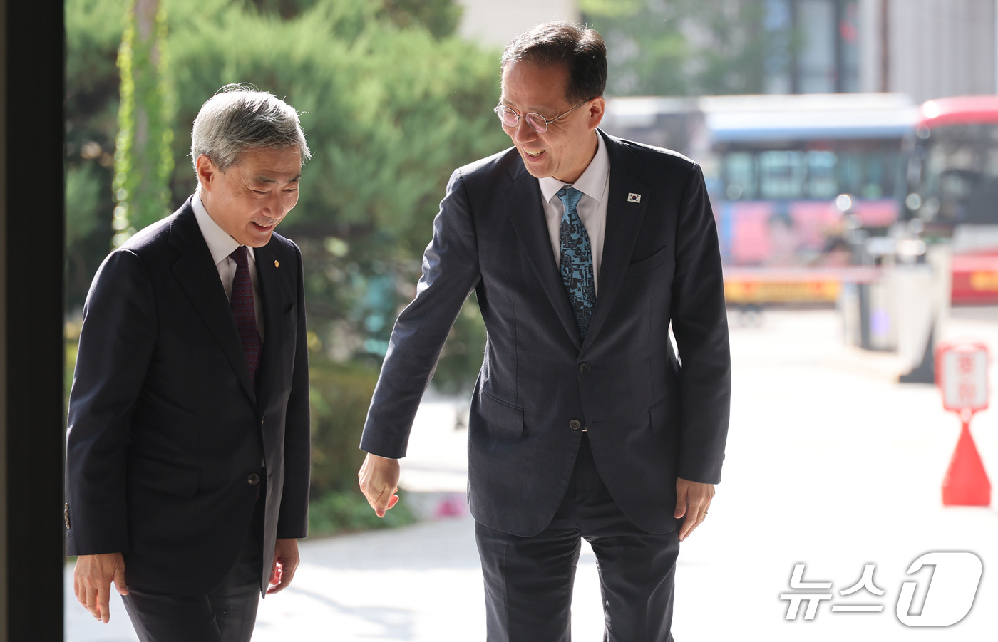 (서울=뉴스1) 박정호 기자 = 신현송 한국은행 총재가 28일 서울 중구 한국은행을 방문한 이형일 경제부총리 겸 재정경제부 장관을 영접하고 있다. (공동취재) 2026.9.28/뉴 …