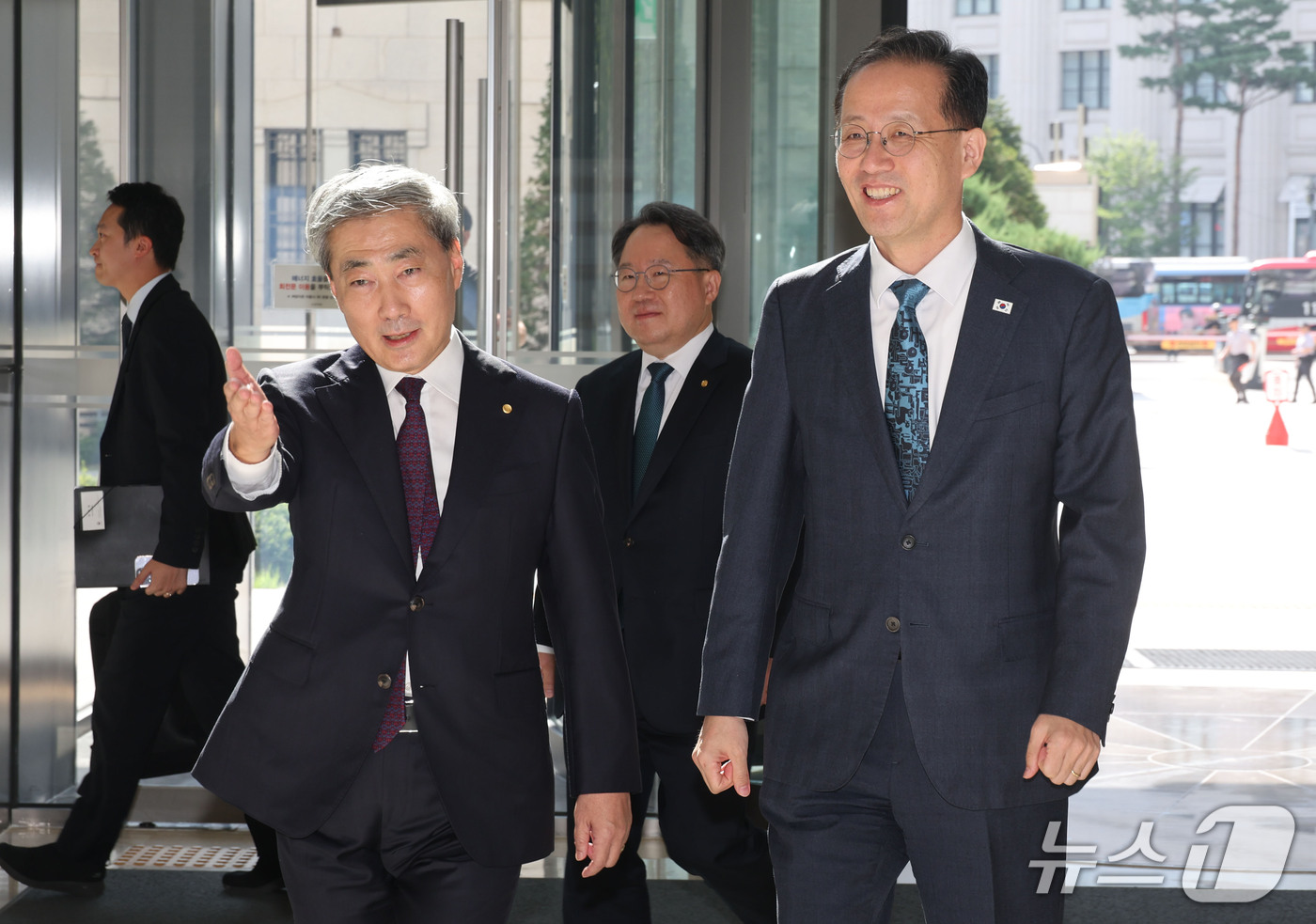 (서울=뉴스1) 박정호 기자 = 신현송 한국은행 총재가 28일 서울 중구 한국은행을 방문한 이형일 경제부총리 겸 재정경제부 장관을 영접하고 있다. (공동취재) 2026.9.28/뉴 …