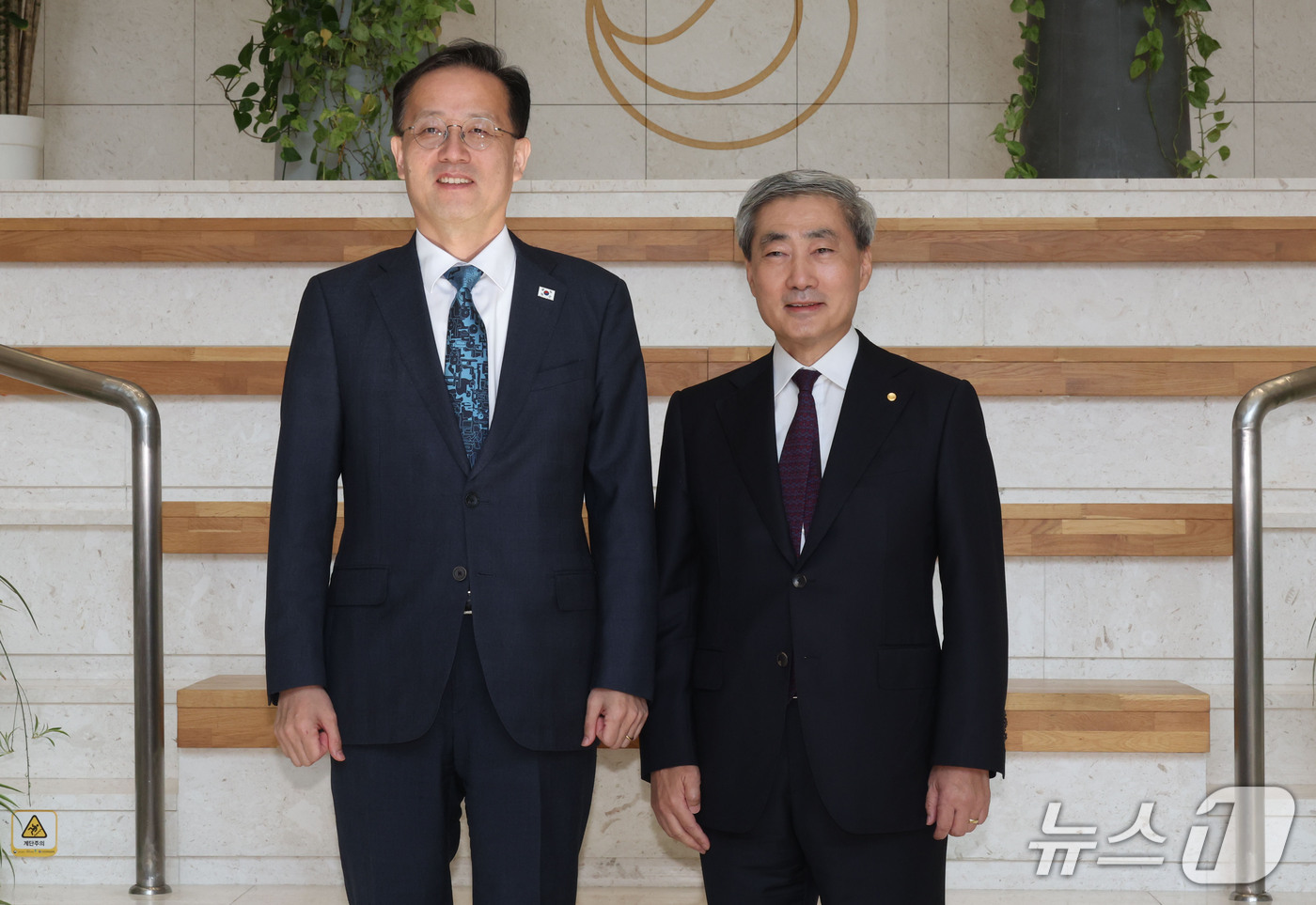 (서울=뉴스1) 박정호 기자 = 이형일 경제부총리 겸 재정경제부 장관이 28일 서울 중구 한국은행을 방문해 신현송 총재와 기념촬영을 하고 있다. (공동취재) 2026.9.28/뉴스 …