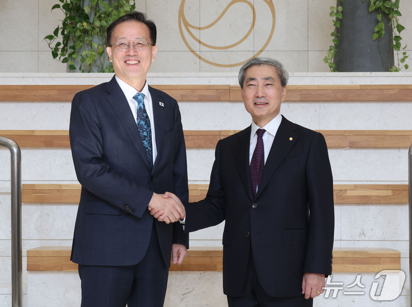 (서울=뉴스1) 박정호 기자 = 이형일 경제부총리 겸 재정경제부 장관이 28일 서울 중구 한국은행을 방문해 신현송 총재와 악수하고 있다. (공동취재) 2026.9.28/뉴스1