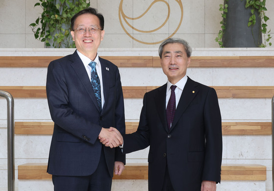 이형일-신현송 첫 회동…"경제·통화정책 긴밀 소통, 최적 조합 논의"