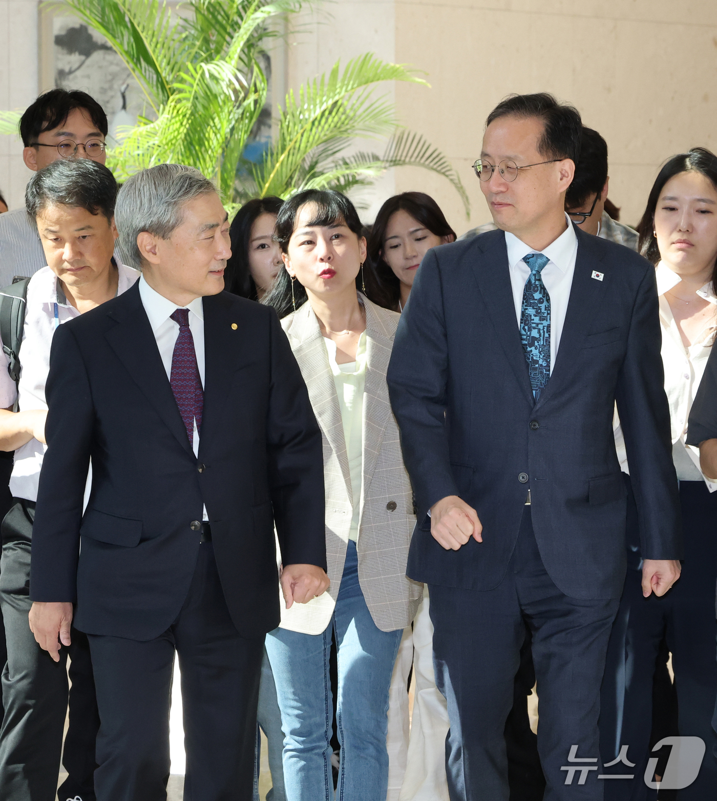(서울=뉴스1) 박정호 기자 = 이형일 경제부총리 겸 재정경제부 장관이 28일 서울 중구 한국은행을 방문, 신현송 총재와 함께 이동하고 있다. (공동취재) 2026.9.28/뉴스1 …