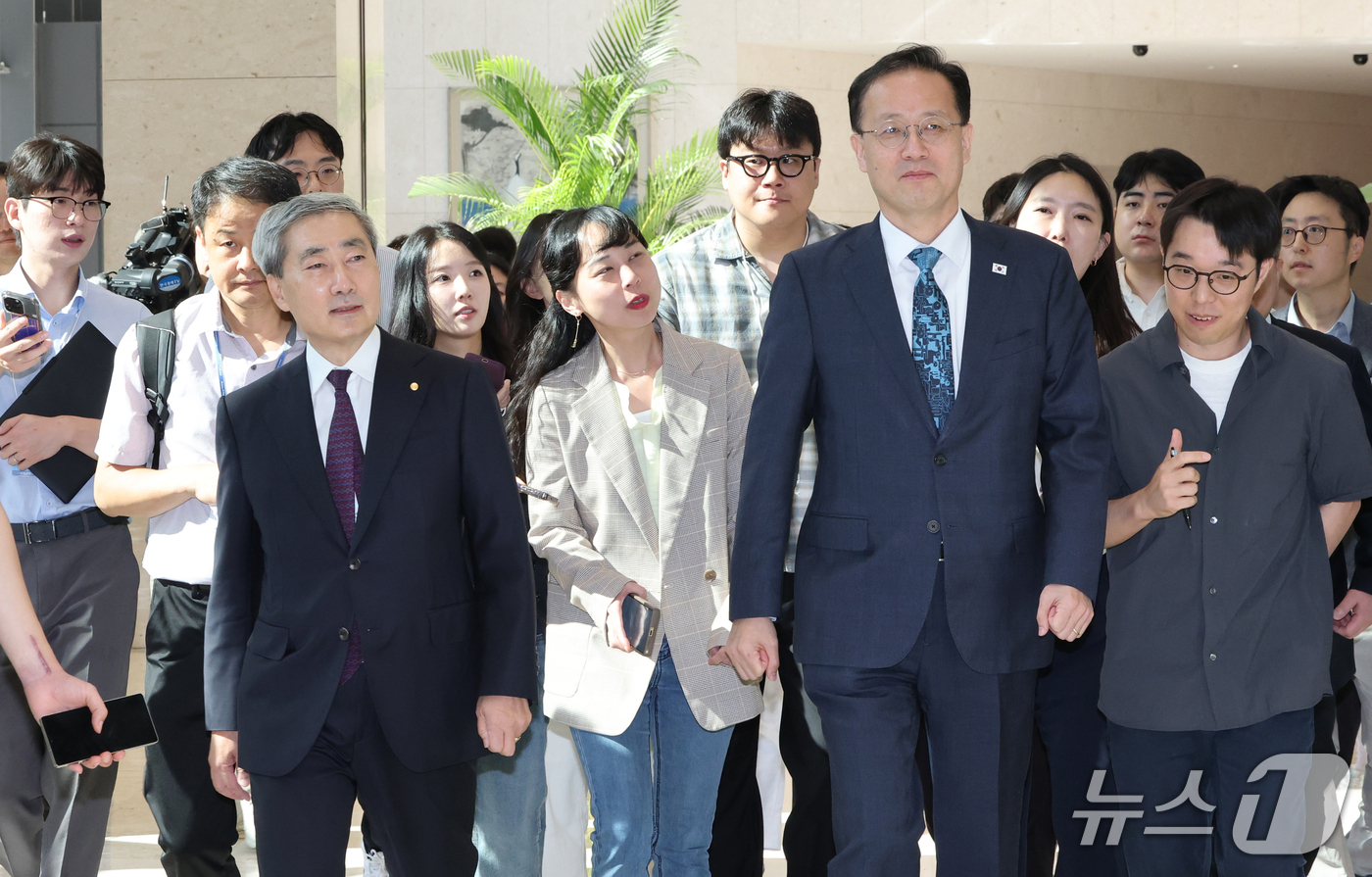 (서울=뉴스1) 박정호 기자 = 이형일 경제부총리 겸 재정경제부 장관이 28일 서울 중구 한국은행을 방문, 신현송 총재와 함께 이동하고 있다. (공동취재) 2026.9.28/뉴스1 …