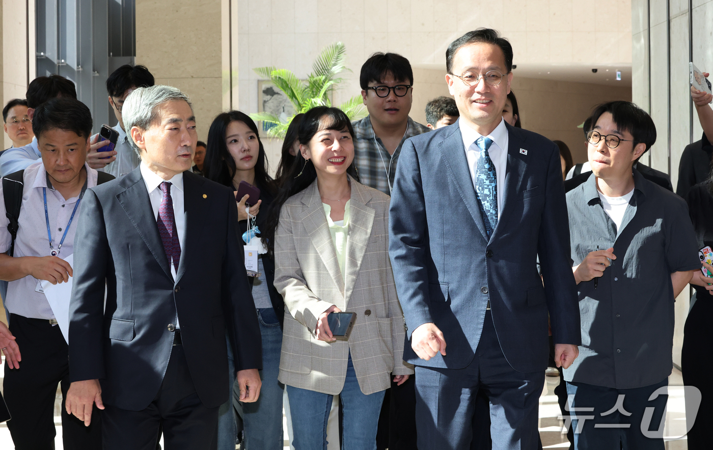 (서울=뉴스1) 박정호 기자 = 이형일 경제부총리 겸 재정경제부 장관이 28일 서울 중구 한국은행을 방문, 신현송 총재와 함께 이동하고 있다. (공동취재) 2026.9.28/뉴스1 …