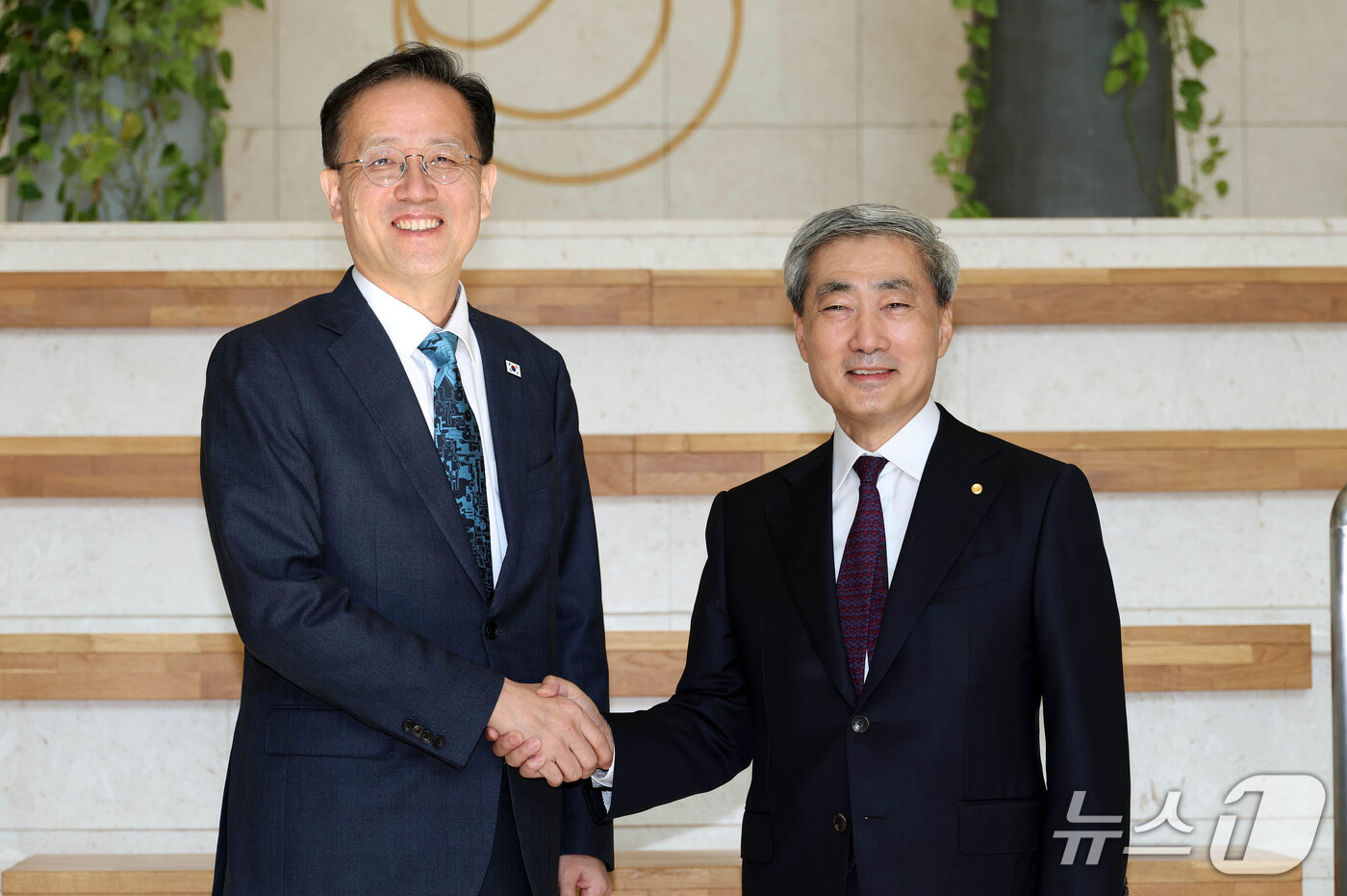 (서울=뉴스1) 박정호 기자 = 이형일 경제부총리 겸 재정경제부 장관이 28일 서울 중구 한국은행을 방문, 신현송 총재와 악수하며 기념촬영을 하고 있다. (공동취재) 2026.9. …