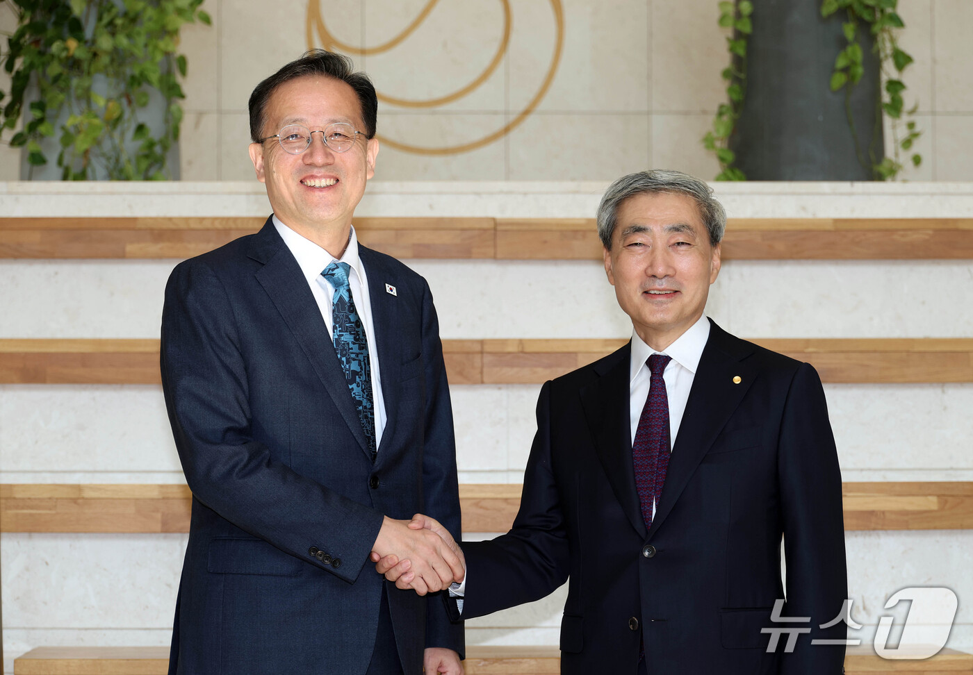 (서울=뉴스1) 박정호 기자 = 이형일 경제부총리 겸 재정경제부 장관이 28일 서울 중구 한국은행을 방문해 신현송 총재와 악수하고 있다. (공동취재) 2026.9.28/뉴스1
