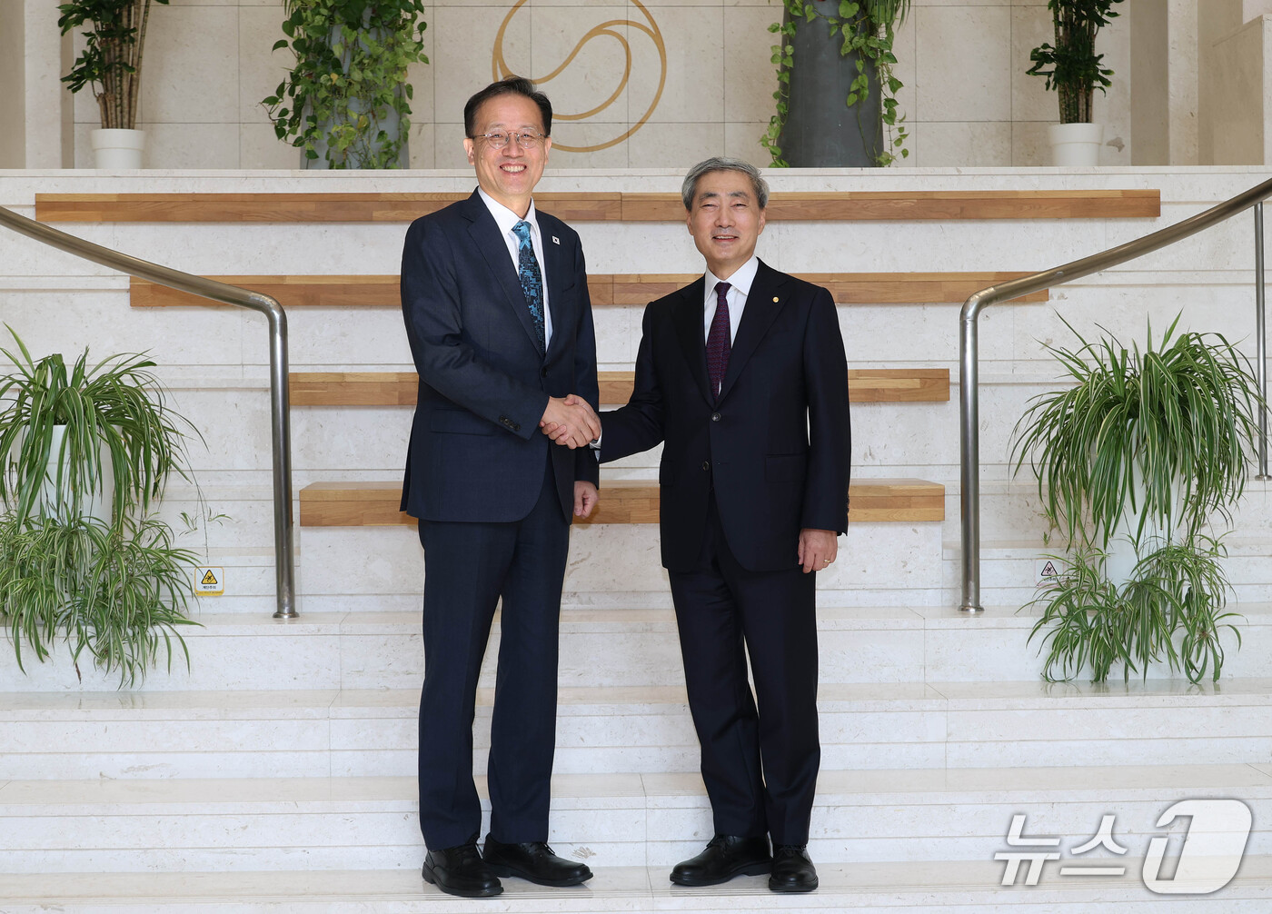 (서울=뉴스1) 박정호 기자 = 이형일 경제부총리 겸 재정경제부 장관이 28일 서울 중구 한국은행을 방문, 신현송 총재와 악수하며 기념촬영을 하고 있다. (공동취재) 2026.9. …