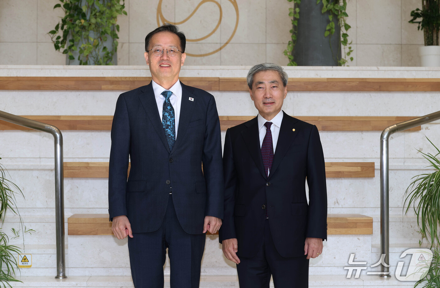 (서울=뉴스1) 박정호 기자 = 이형일 경제부총리 겸 재정경제부 장관이 28일 서울 중구 한국은행을 방문, 신현송 총재와 기념촬영을 하고 있다. (공동취재) 2026.9.28/뉴스 …