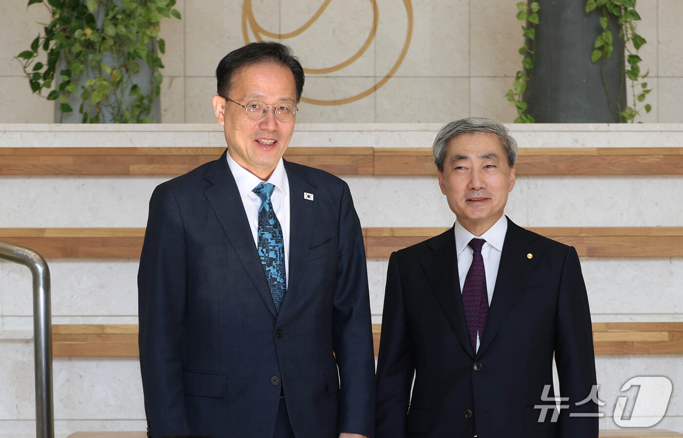 (서울=뉴스1) 박정호 기자 = 이형일 경제부총리 겸 재정경제부 장관이 28일 서울 중구 한국은행을 방문, 신현송 총재와 기념촬영을 하고 있다. (공동취재) 2026.9.28/뉴스 …