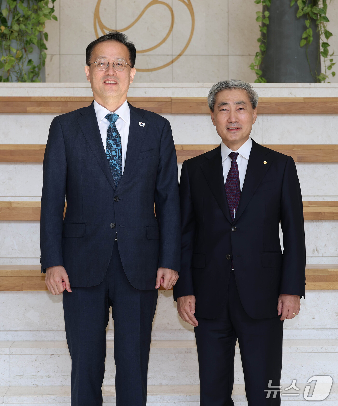 (서울=뉴스1) 박정호 기자 = 이형일 경제부총리 겸 재정경제부 장관이 28일 서울 중구 한국은행을 방문, 신현송 총재와 기념촬영을 하고 있다. (공동취재) 2026.9.28/뉴스 …