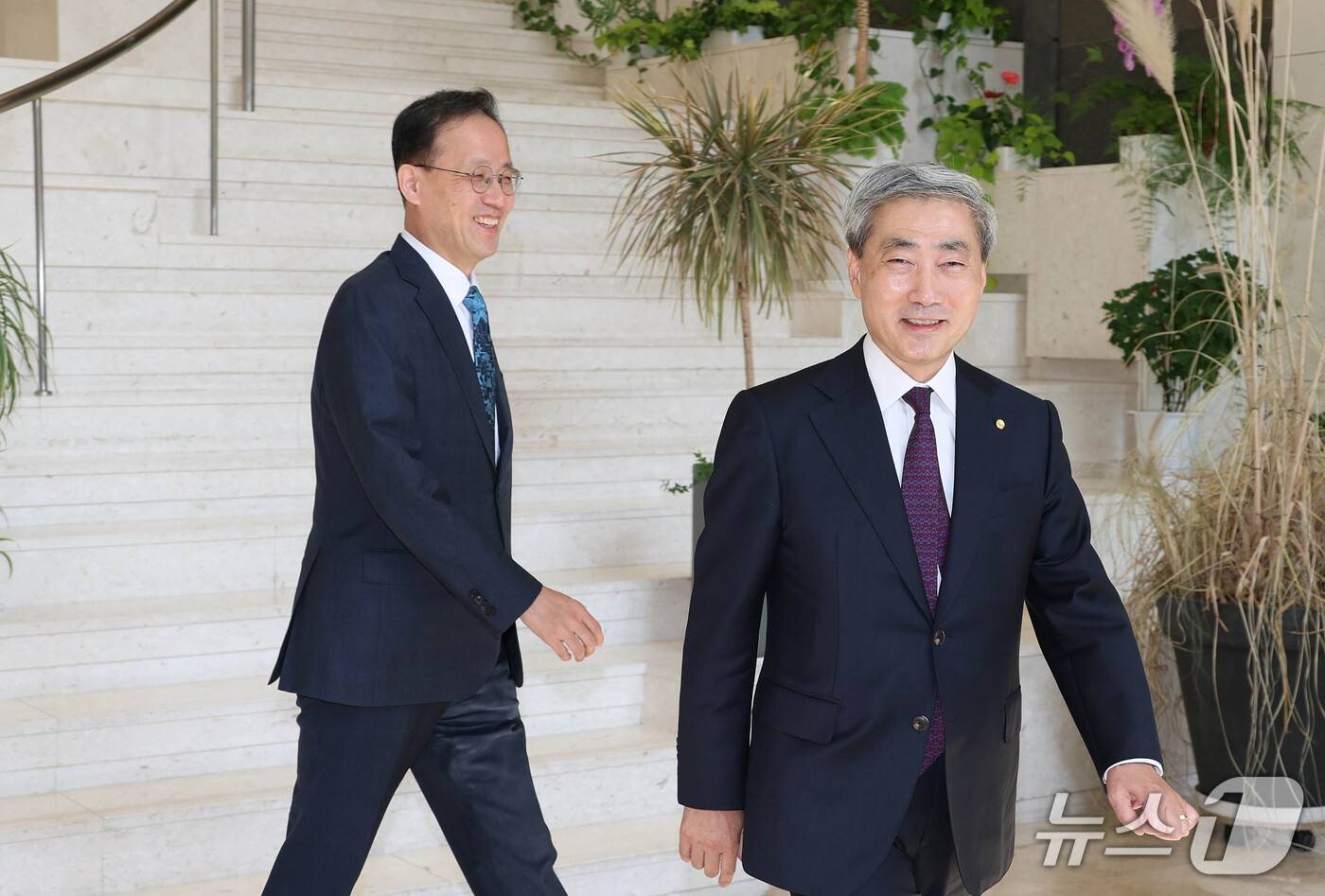 (서울=뉴스1) 박정호 기자 = 이형일 경제부총리 겸 재정경제부 장관이 28일 서울 중구 한국은행을 방문, 신현송 총재와 기념촬영 후 이동하고 있다. (공동취재) 2026.9.28 …