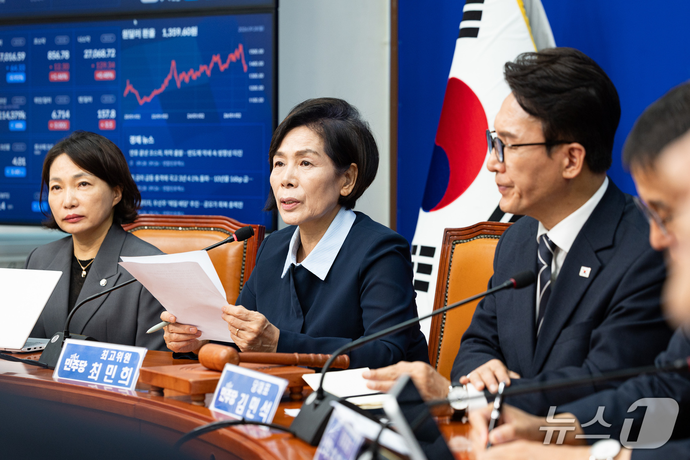 (서울=뉴스1) 유승관 기자 = 최민희 더불어민주당 최고위원이 28일 서울 여의도 국회에서 열린 최고위원회의에서 발언하고 있다. 2026.9.28/뉴스1