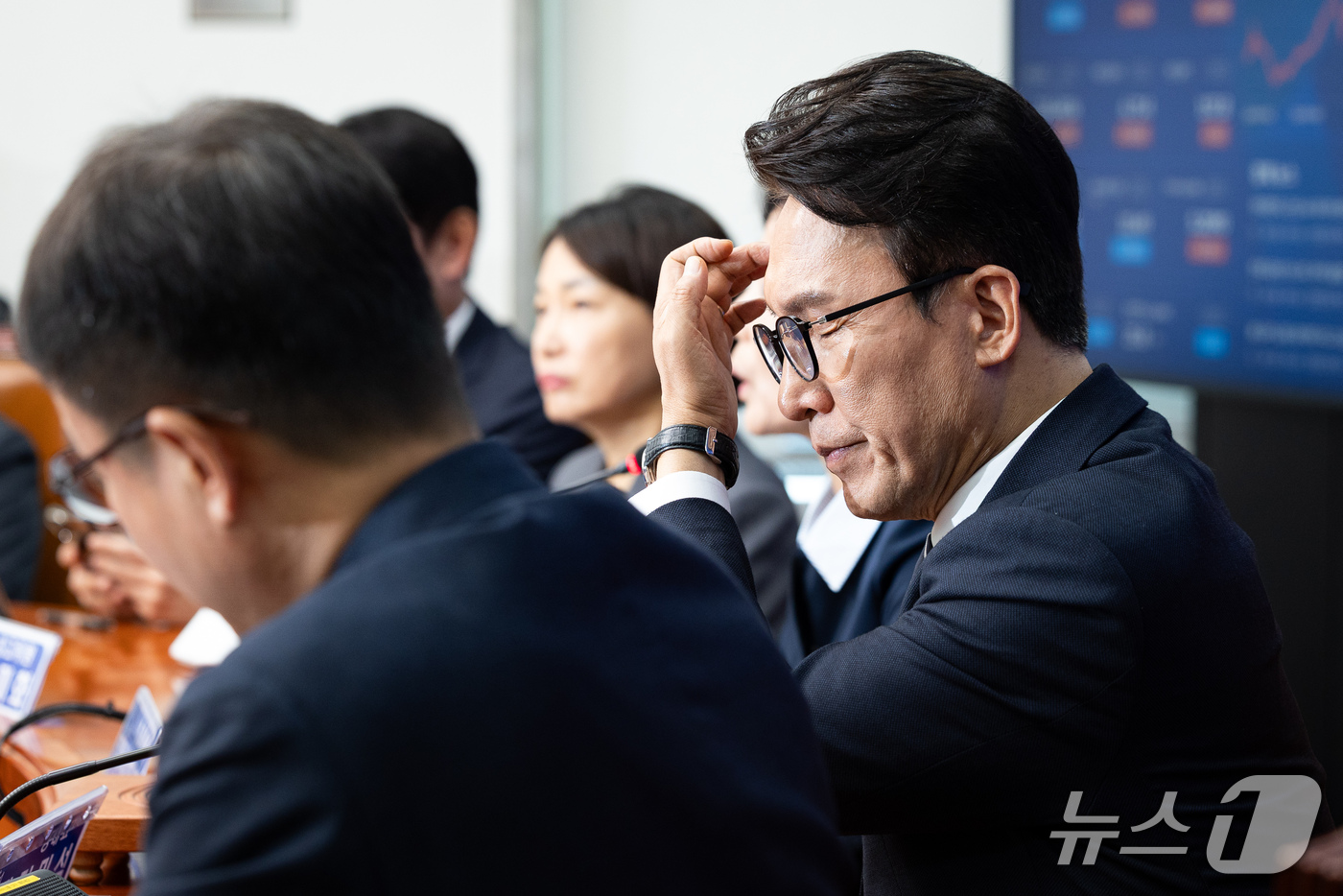 (서울=뉴스1) 유승관 기자 = 김민석 더불어민주당 대표가 28일 서울 여의도 국회에서 열린 최고위원회의에서 생각에 잠겨 있다. 2026.9.28/뉴스1