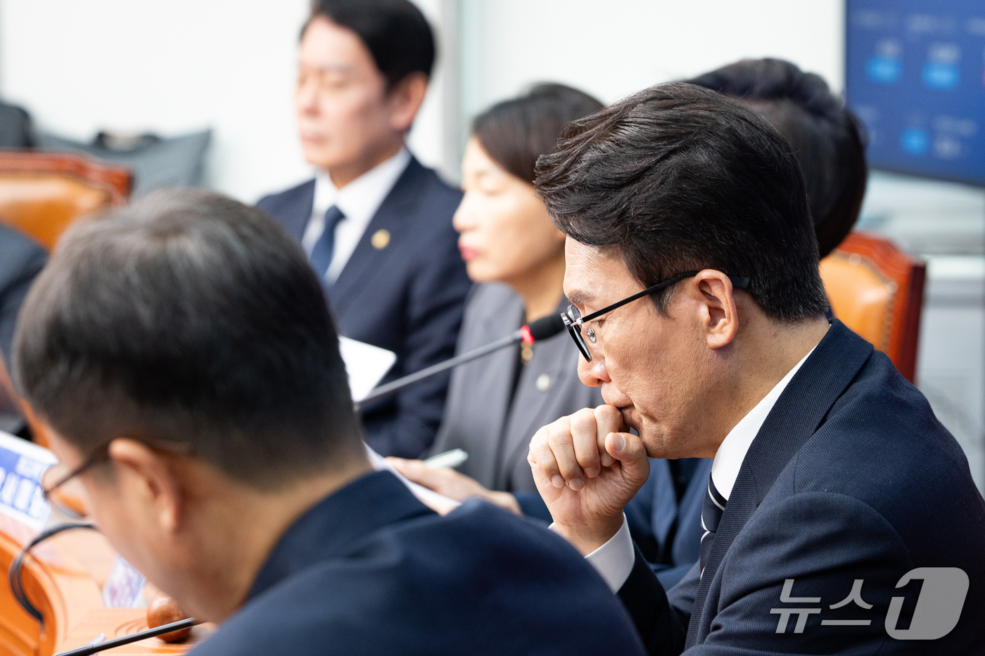 (서울=뉴스1) 유승관 기자 = 김민석 더불어민주당 대표가 28일 서울 여의도 국회에서 열린 최고위원회의에서 생각에 잠겨 있다. 2026.9.28/뉴스1