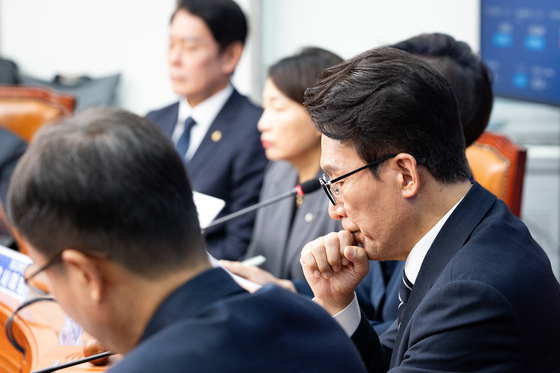 최고위서 생각 잠긴 김민석 대표