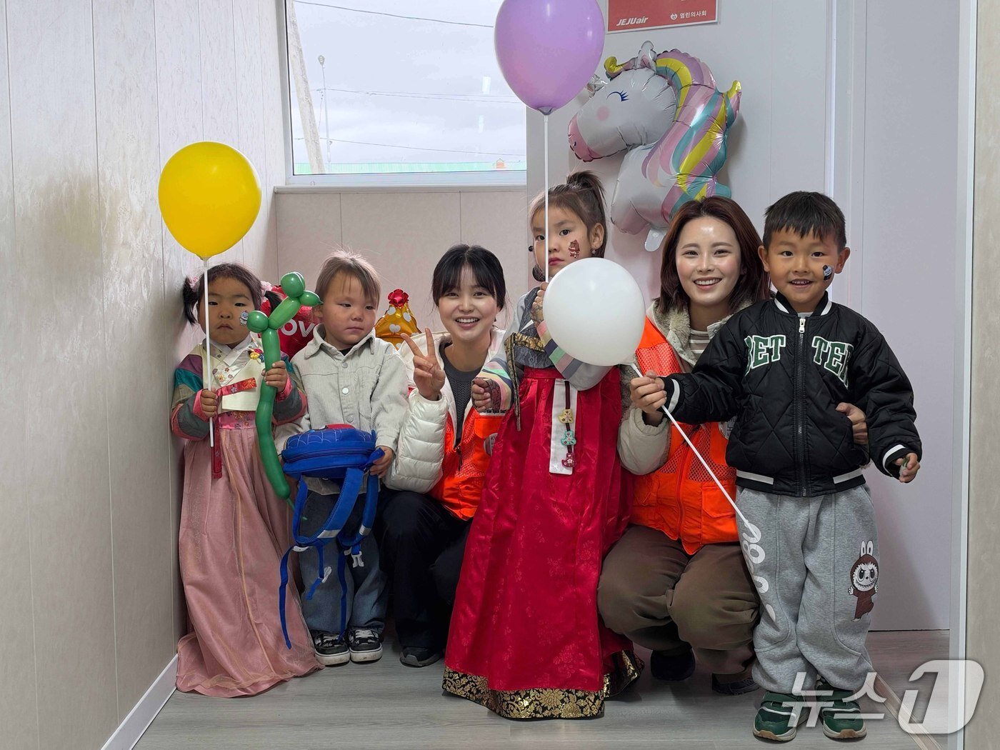 본문 이미지 - 제주항공 임직원과 열린의사회 소속 의료진 등 자원봉사자들이 22일부터 27일까지 6일간 몽골 어린이들과 한국 문화 체험 프로그램을 진행했다(자료사진. 제주항공 제공). 2026.9.28.