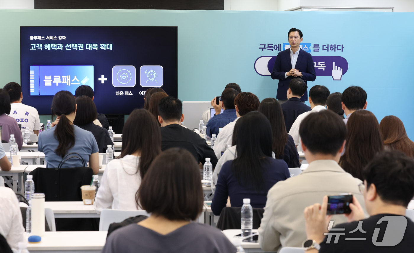 (서울=뉴스1) 오대일 기자 = 임성택 삼성전자 한국총괄 부사장이 28일 서울 강남구 삼성스토어 청담점에서 열린 삼성전자 AI 구독 2주년 미디어 브리핑에서 AI 구독 서비스를 소 …