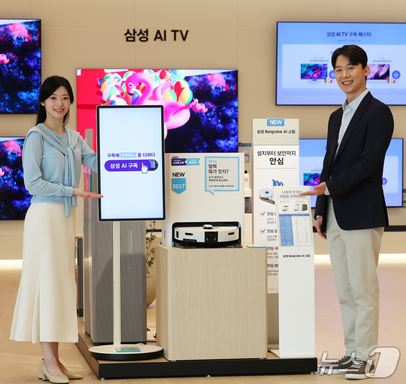 (서울=뉴스1) 오대일 기자 = 28일 서울 강남구 삼성스토어 청담점에서 열린 삼성전자 AI 구독 2주년 미디어 브리핑에서 모델들이 삼성 AI 구독 페스티벌을 소개하고 있다.삼성전 …