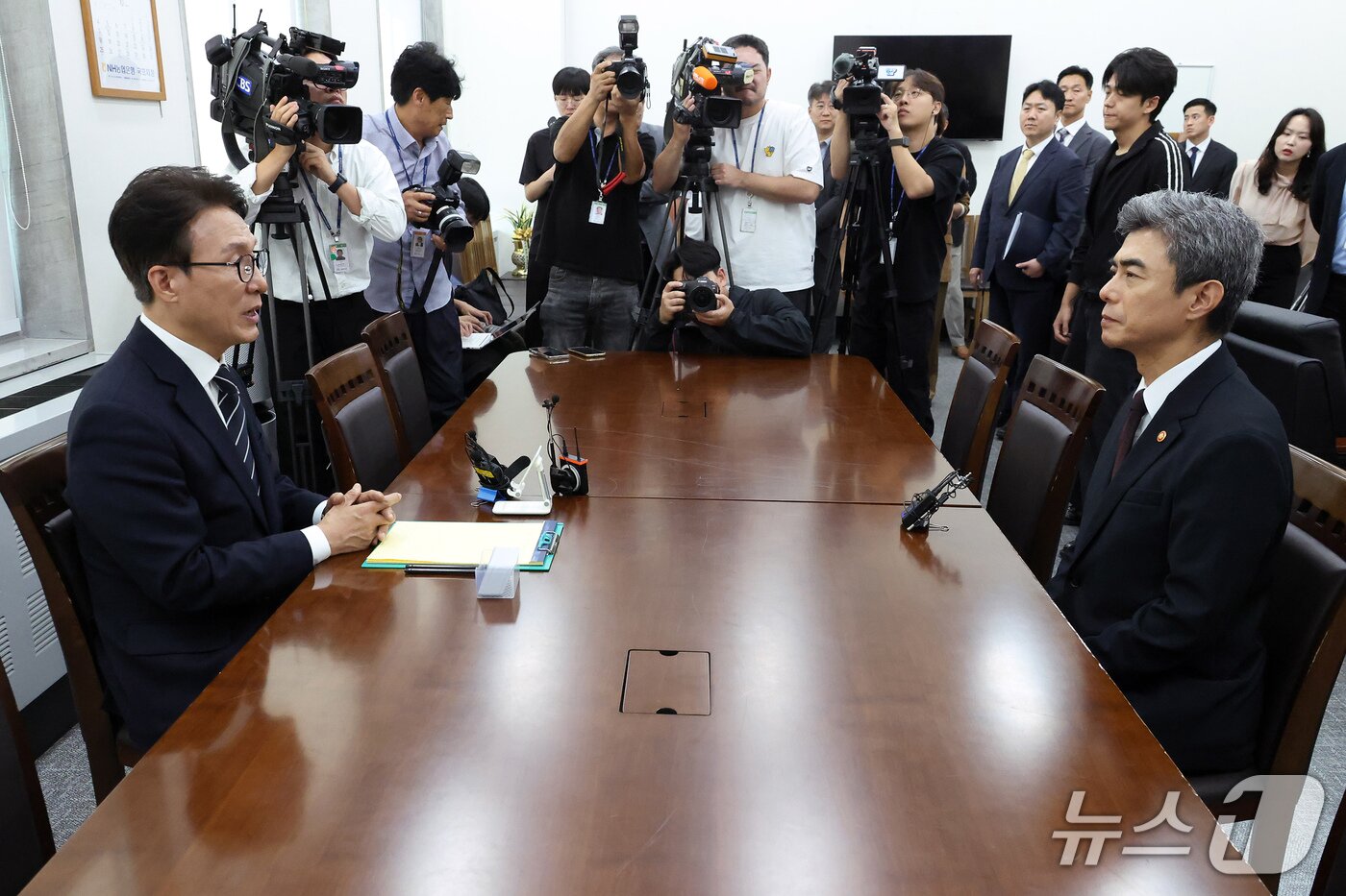 본문 이미지 - 김민석 더불어민주당 대표가 28일 서울 여의도 국회에서 강신철 신임 국방부 장관을 접견하고 있다. 2026.9.28 ⓒ 뉴스1 국회사진기자단