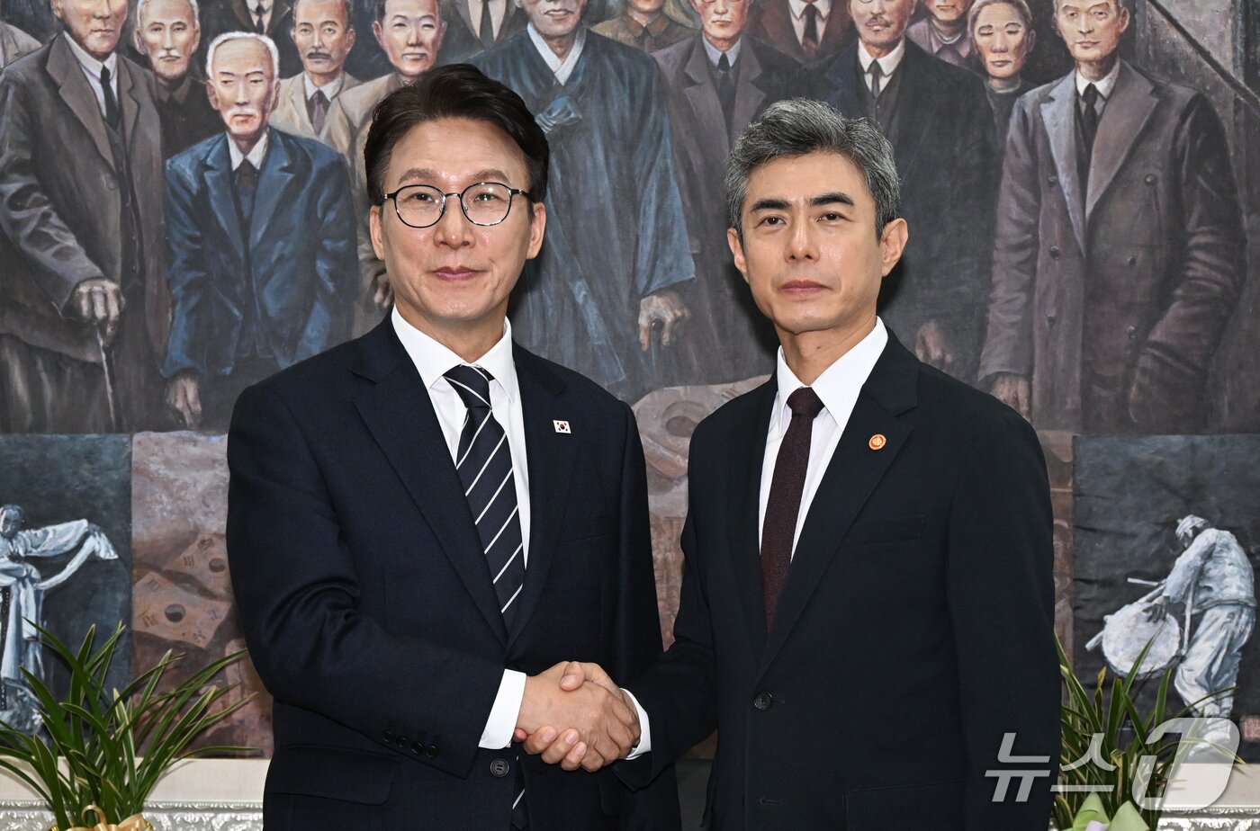 본문 이미지 - 김민석 더불어민주당 대표가 28일 서울 여의도 국회에서 강신철 신임 국방부 장관을 접견, 기념 촬영을 하고 있다. 2026.9.28 ⓒ 뉴스1 국회사진기자단