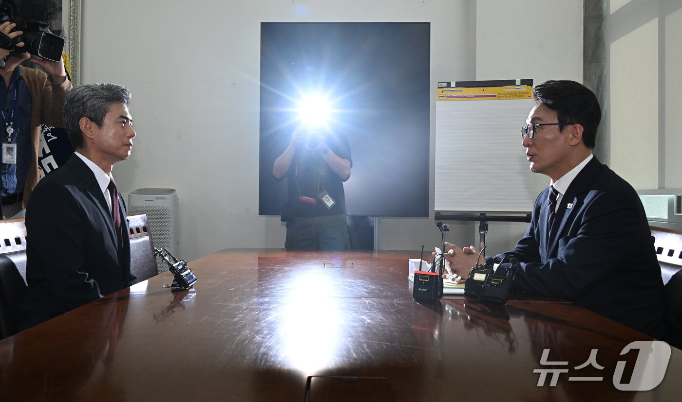 본문 이미지 - 김민석 더불어민주당 대표가 28일 서울 여의도 국회에서 강신철 신임 국방부 장관을 접견하고 있다. 2026.9.28 ⓒ 뉴스1 국회사진기자단