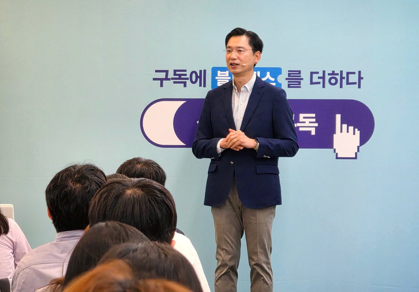 본문 이미지 - 임성택 삼성전자 한국총괄 부사장이 28일 삼성스토어 청담점에서 '삼성전자 AI 구독 2주년 미디어 브리핑'에 앞서 인사하고 있다. (삼성전자 제공. 재판매 및 DB 금지) 2026.9.28/뉴스1