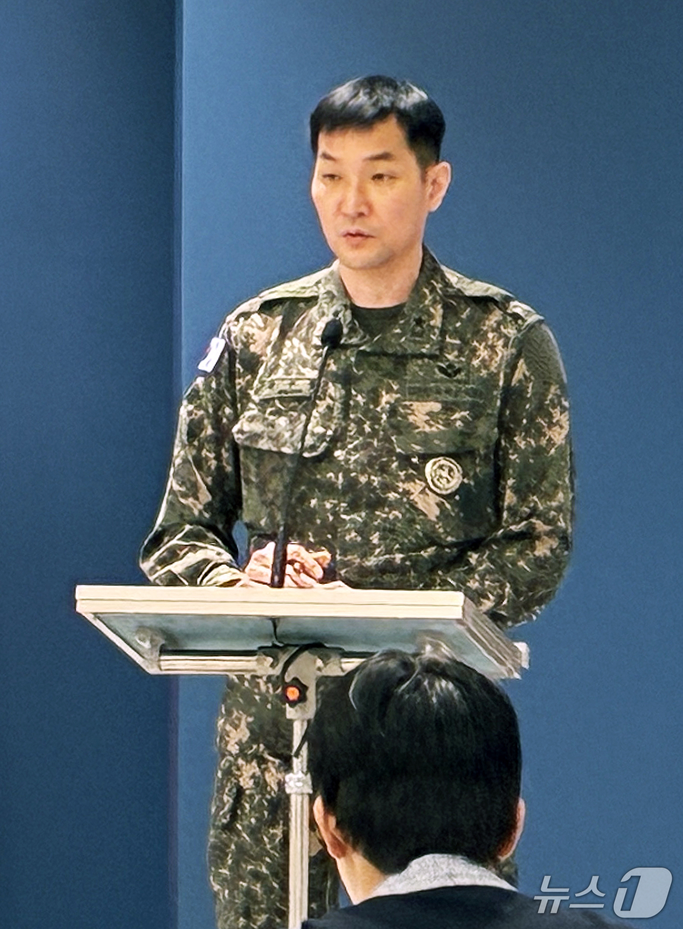 (서울=뉴스1) 김기성 기자 = 황주봉 합동참모본부 작전1차장이 28일 서울 용산구 국방부에서 '비무장지대(DMZ) 지뢰 추정 폭발사고' 현장 조사에 관한 브리핑을 하고 있다. 2 …