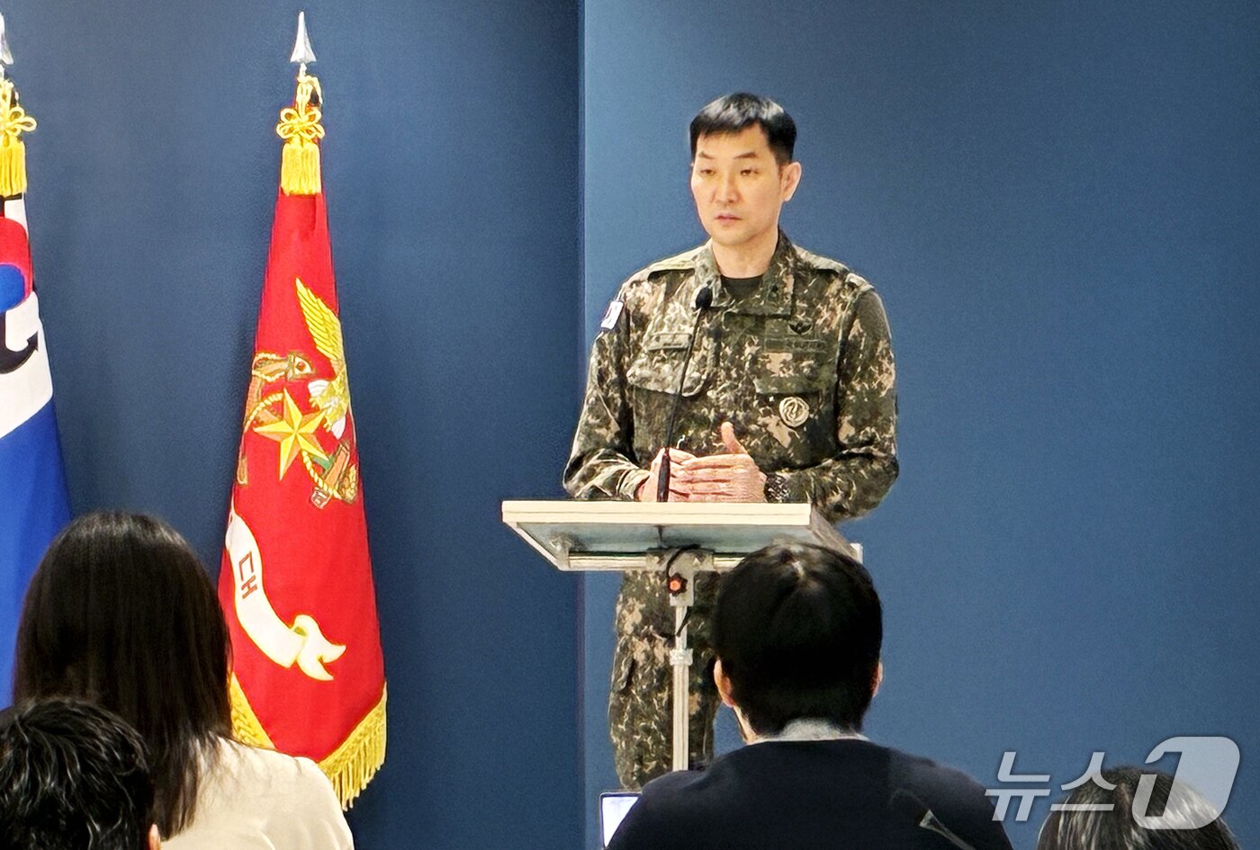 본문 이미지 - 황주봉 합동참모본부 작전1차장이 28일 서울 용산구 국방부에서 '비무장지대(DMZ) 지뢰 추정 폭발사고' 현장 조사에 관한 브리핑을 하고 있다. 2026.9.28 ⓒ 뉴스1 김기성 기자