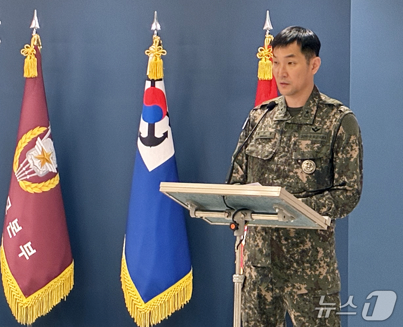 (서울=뉴스1) 김기성 기자 = 황주봉 합동참모본부 작전1차장이 28일 서울 용산구 국방부에서 '비무장지대(DMZ) 지뢰 추정 폭발사고' 현장 조사에 관한 브리핑을 하고 있다. 2 …