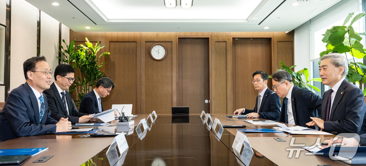 (서울=뉴스1) 박정호 기자 = 이형일 부총리 겸 재정경제부 장관이 28일 서울 중구 한국은행 본점을 방문해 신현송 한국은행 총재와 면담 중 모두발언하고 있다.(공동취재) 2026 …
