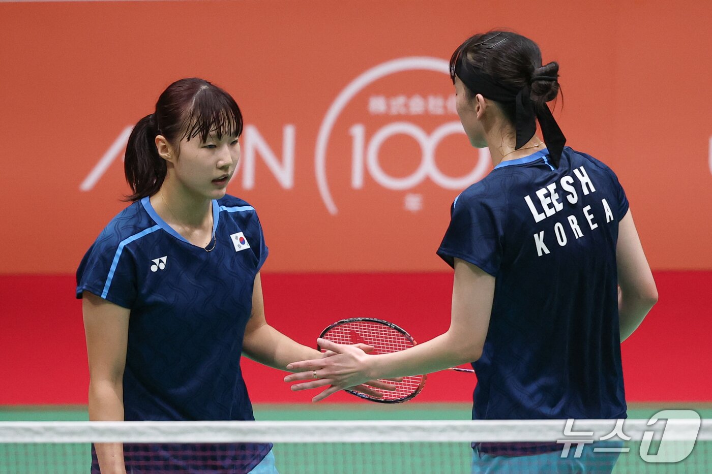 본문 이미지 - 28일 일본 이치노미야 시립체육관에서 열린 2026 아이치·나고야 아시안게임 배드민턴 여자 복식 준결승전 대한민국과 일본의 경기, 한국 이소희(오른쪽)와 백하나가 공격 성공후 손바닥을 부딪히고 있다. 2026.9.28 ⓒ 뉴스1 안은나 기자