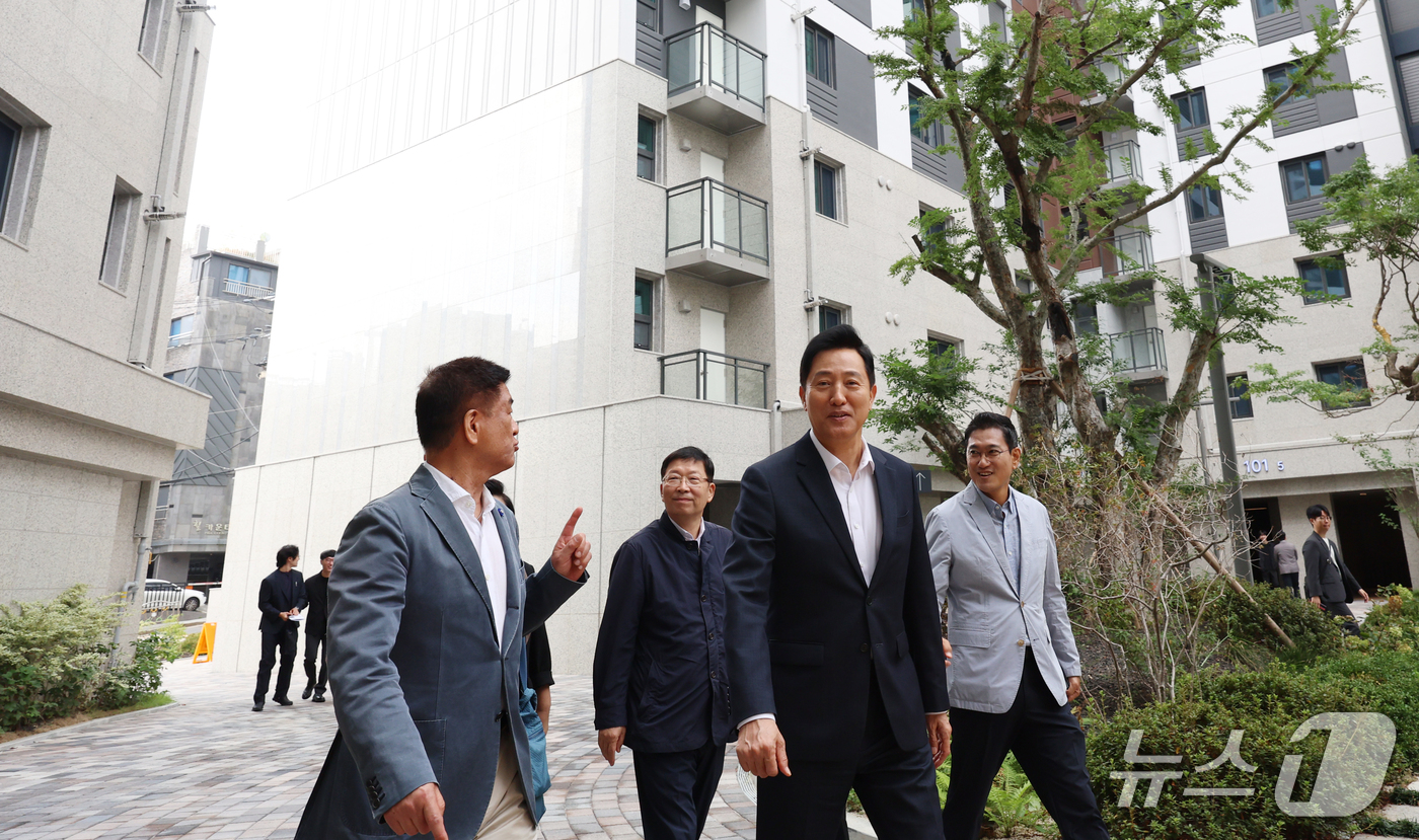 (서울=뉴스1) 김명섭 기자 = 오세훈 서울시장이 28일 서울 광진구 모아주택 1호 사업지를 방문해 현장을 점검하고 있다. 모아주택은 재개발·재건축이 어려운 노후 저층 주거지의 필 …