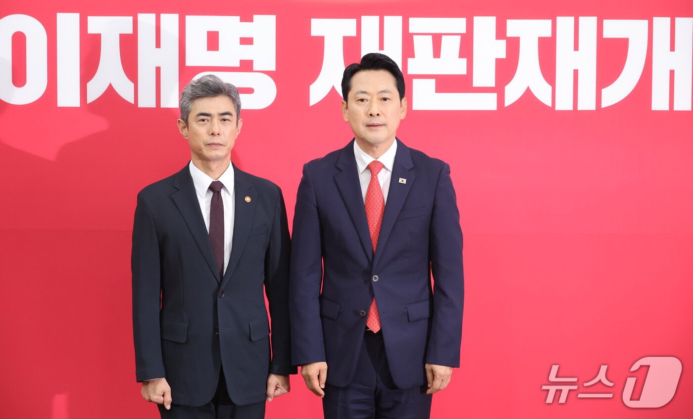 본문 이미지 - 장동혁 국민의힘 대표가 28일 서울 여의도 국회에서 강신철 신임 국방부 장관을 접견하며 기념 촬영을 하고 있다. 2026.9.28 ⓒ 뉴스1 신웅수 기자