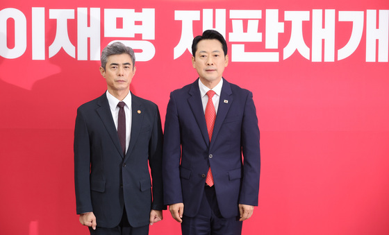 냉랭했던 취임 예방…장동혁 "국방장관, 직 잃더라도 대통령에 맞서야"