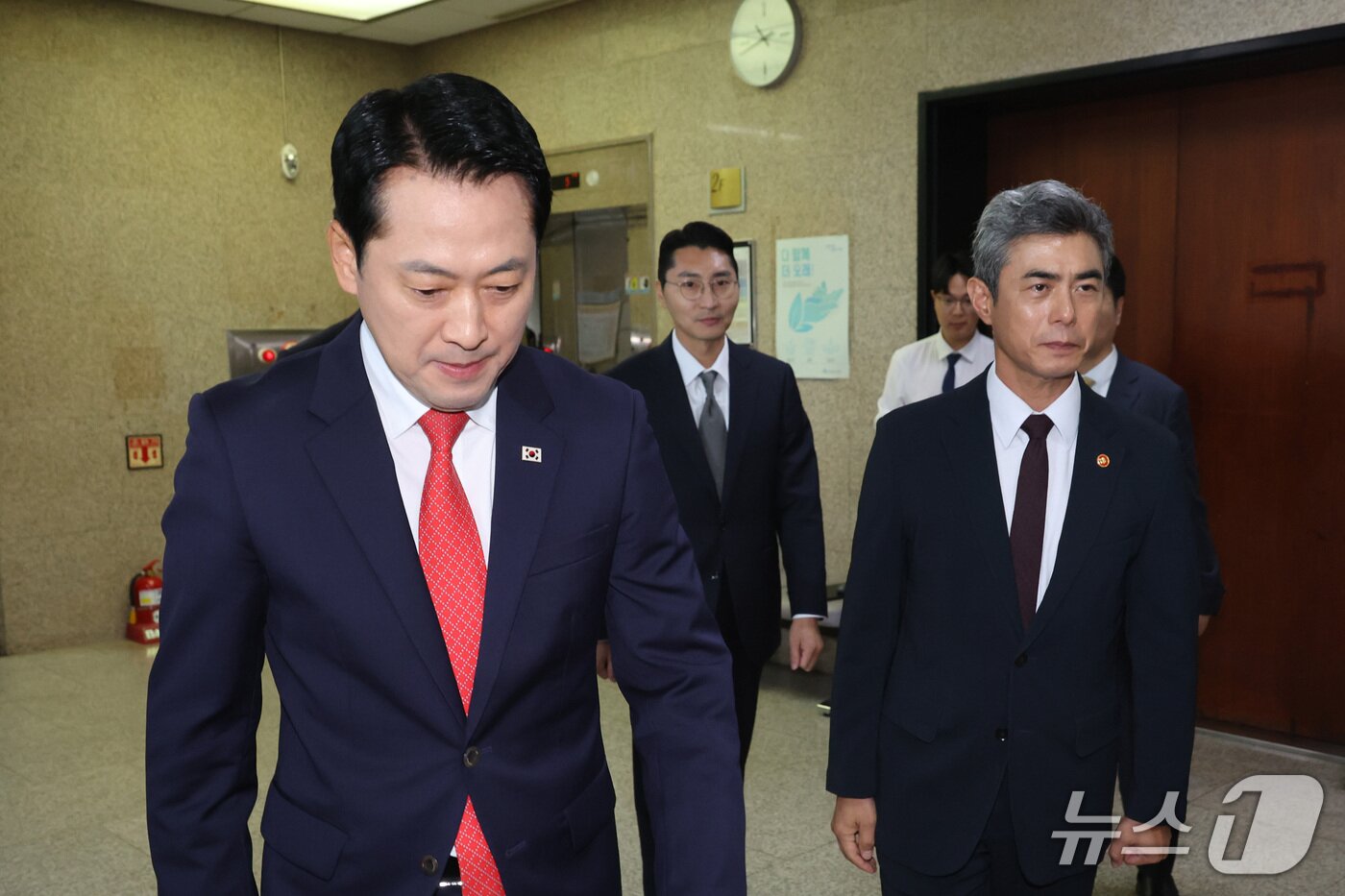 본문 이미지 - 장동혁 국민의힘 대표가 28일 서울 여의도 국회에서 강신철 신임 국방부 장관을 접견하고 있다. 2026.9.28 ⓒ 뉴스1 신웅수 기자