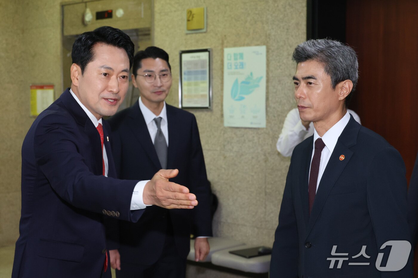본문 이미지 - 장동혁 국민의힘 대표가 28일 서울 여의도 국회에서 강신철 신임 국방부 장관을 접견하고 있다. 2026.9.28 ⓒ 뉴스1 신웅수 기자
