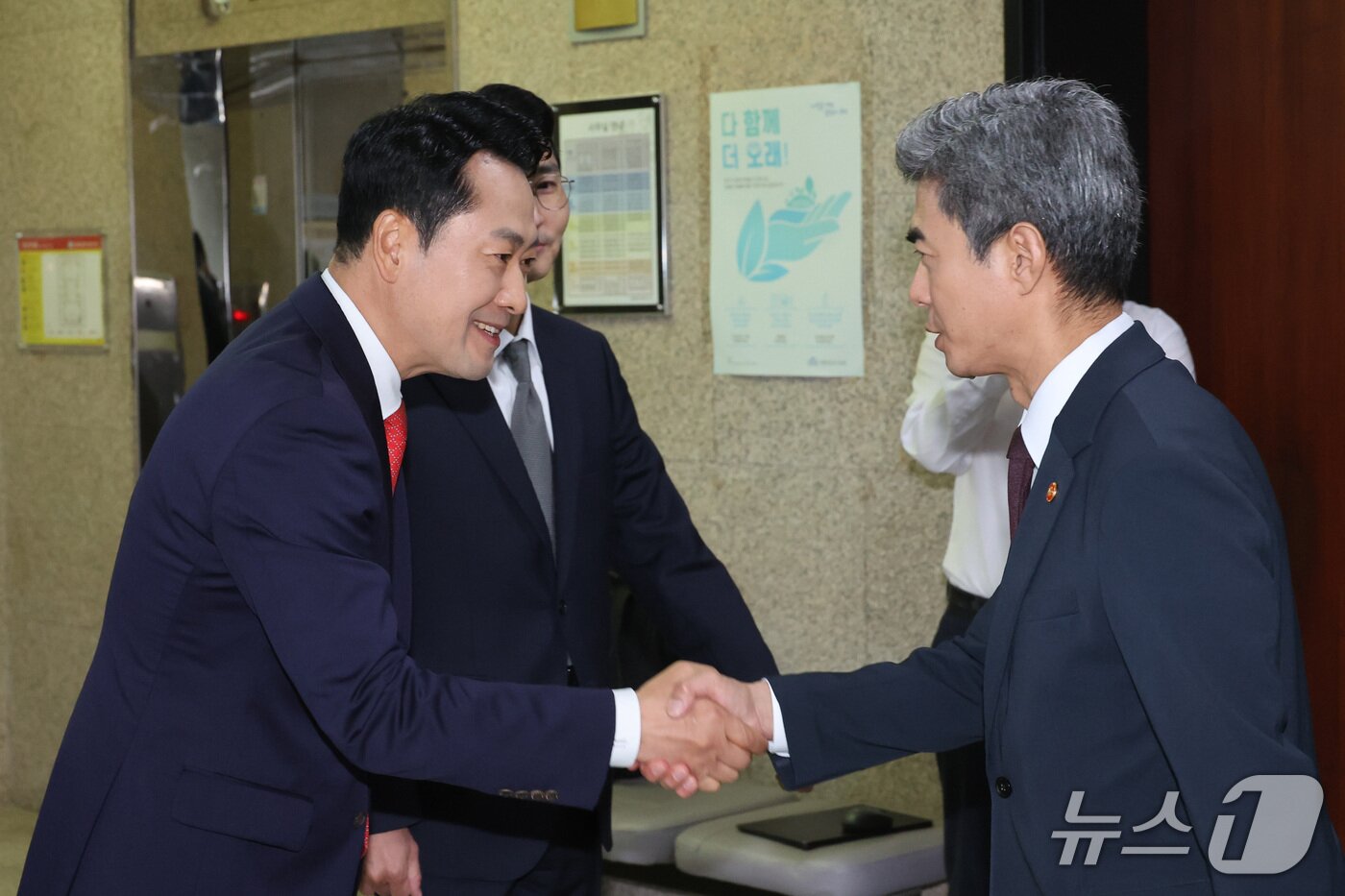 본문 이미지 - 장동혁 국민의힘 대표가 28일 서울 여의도 국회에서 강신철 신임 국방부 장관을 접견하며 인사하고 있다. 2026.9.28 ⓒ 뉴스1 신웅수 기자