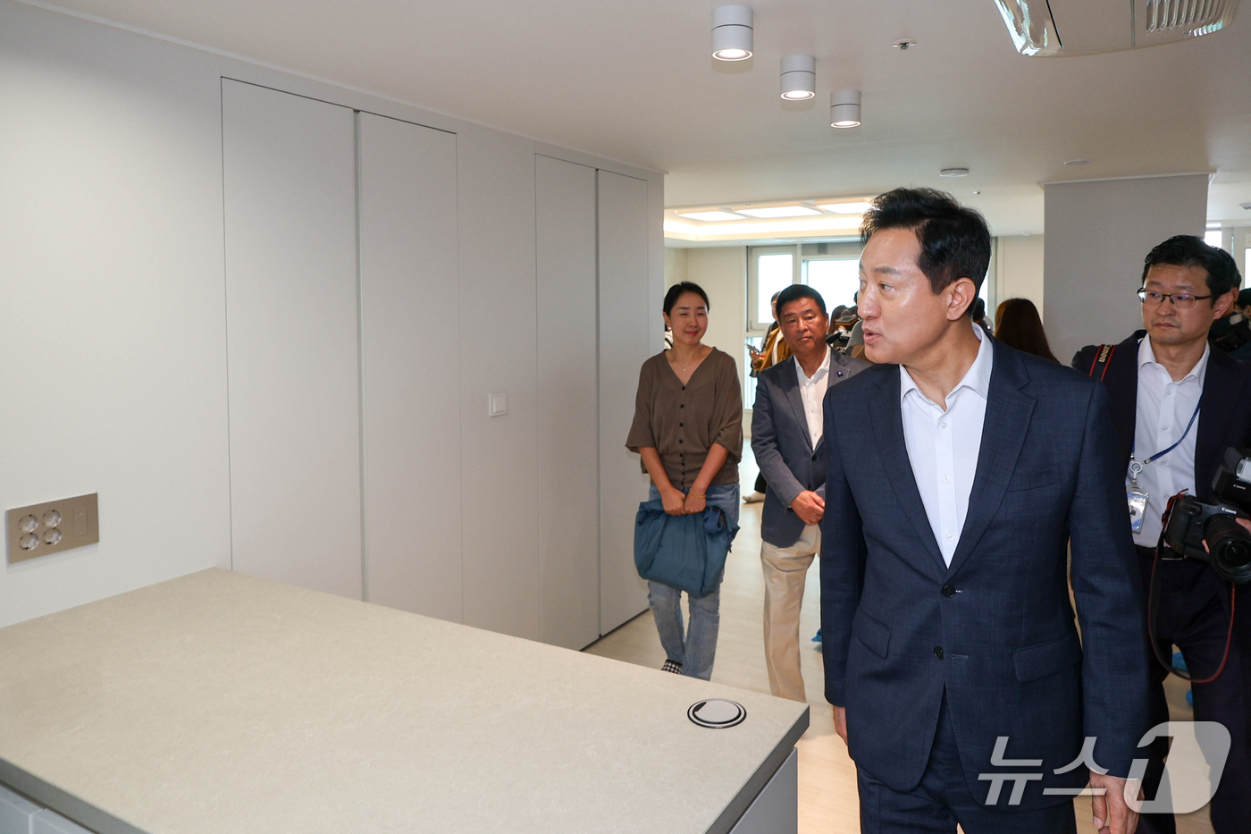 (서울=뉴스1) 김명섭 기자 = 오세훈 서울시장이 28일 서울 광진구 모아주택 1호 사업지를 방문해 현장을 점검하고 있다. 모아주택은 재개발·재건축이 어려운 노후 저층 주거지의 필 …