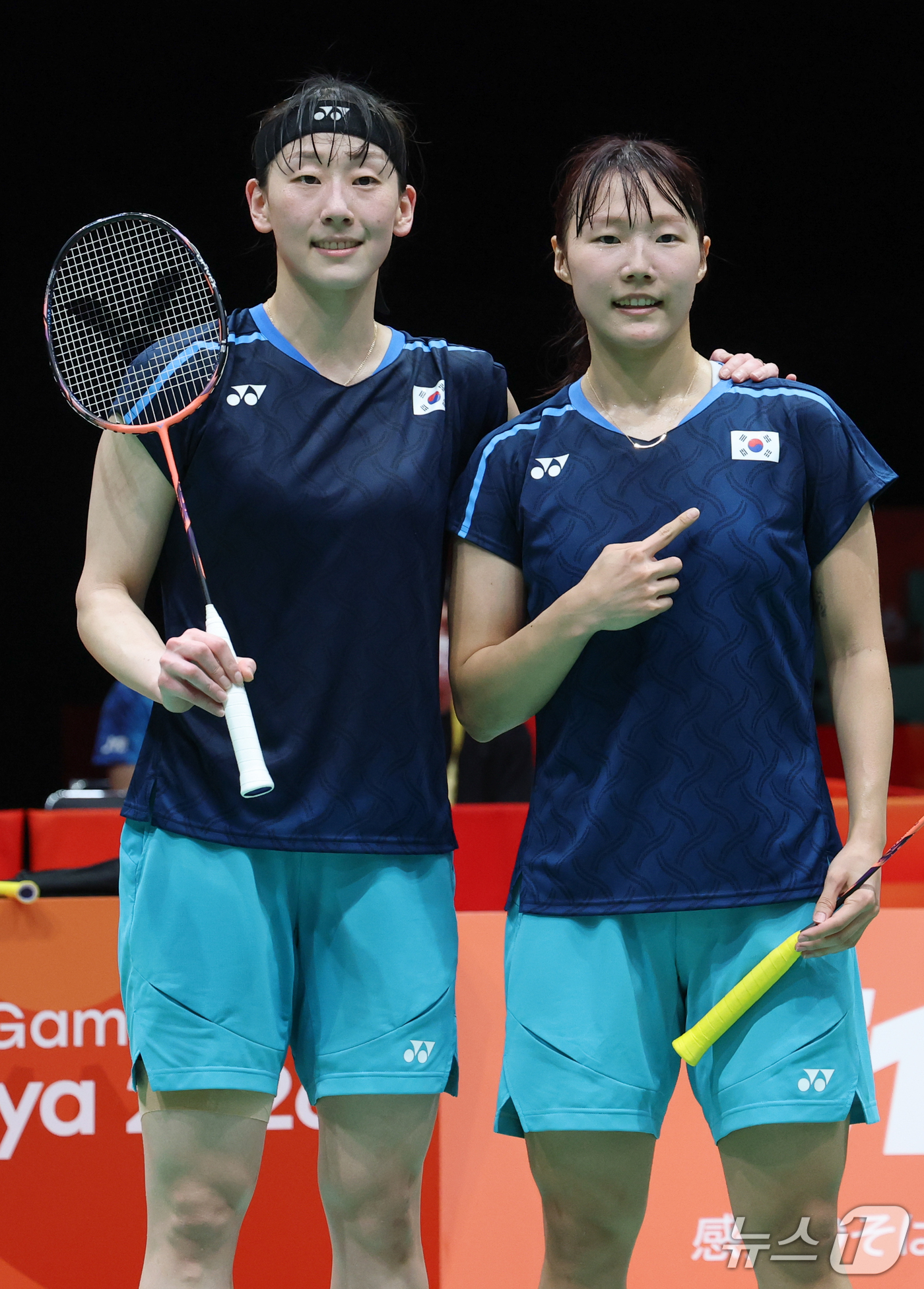 (이치노미야=뉴스1) 안은나 기자 = 대한민국 이소희(왼쪽), 백하나가 28일 일본 이치노미야 시립체육관에서 열린 2026 아이치·나고야 아시안게임 배드민턴 여자 복식 준결승전에서 …