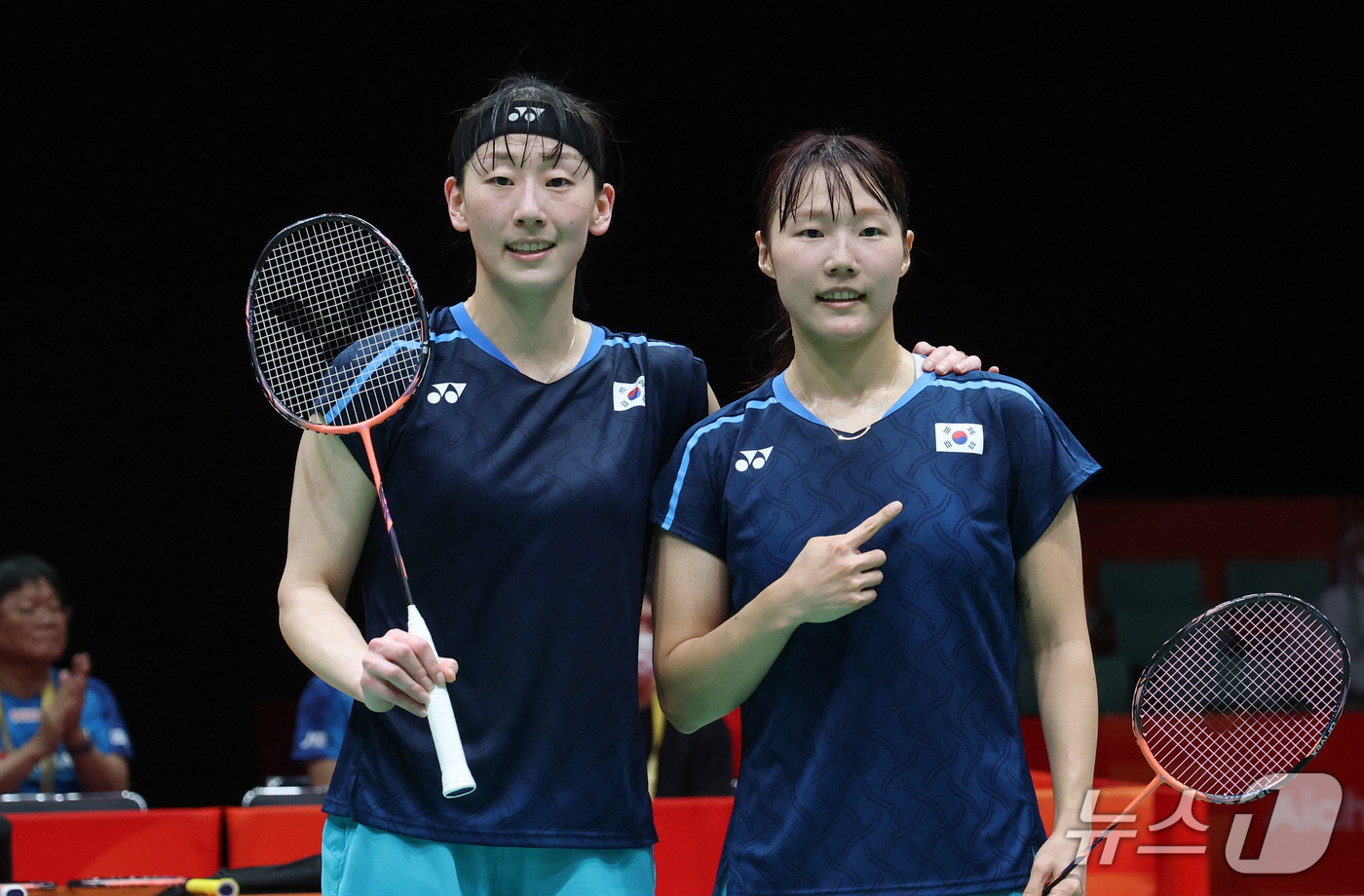 (이치노미야=뉴스1) 안은나 기자 = 대한민국 이소희(왼쪽), 백하나가 28일 일본 이치노미야 시립체육관에서 열린 2026 아이치·나고야 아시안게임 배드민턴 여자 복식 준결승전에서 …