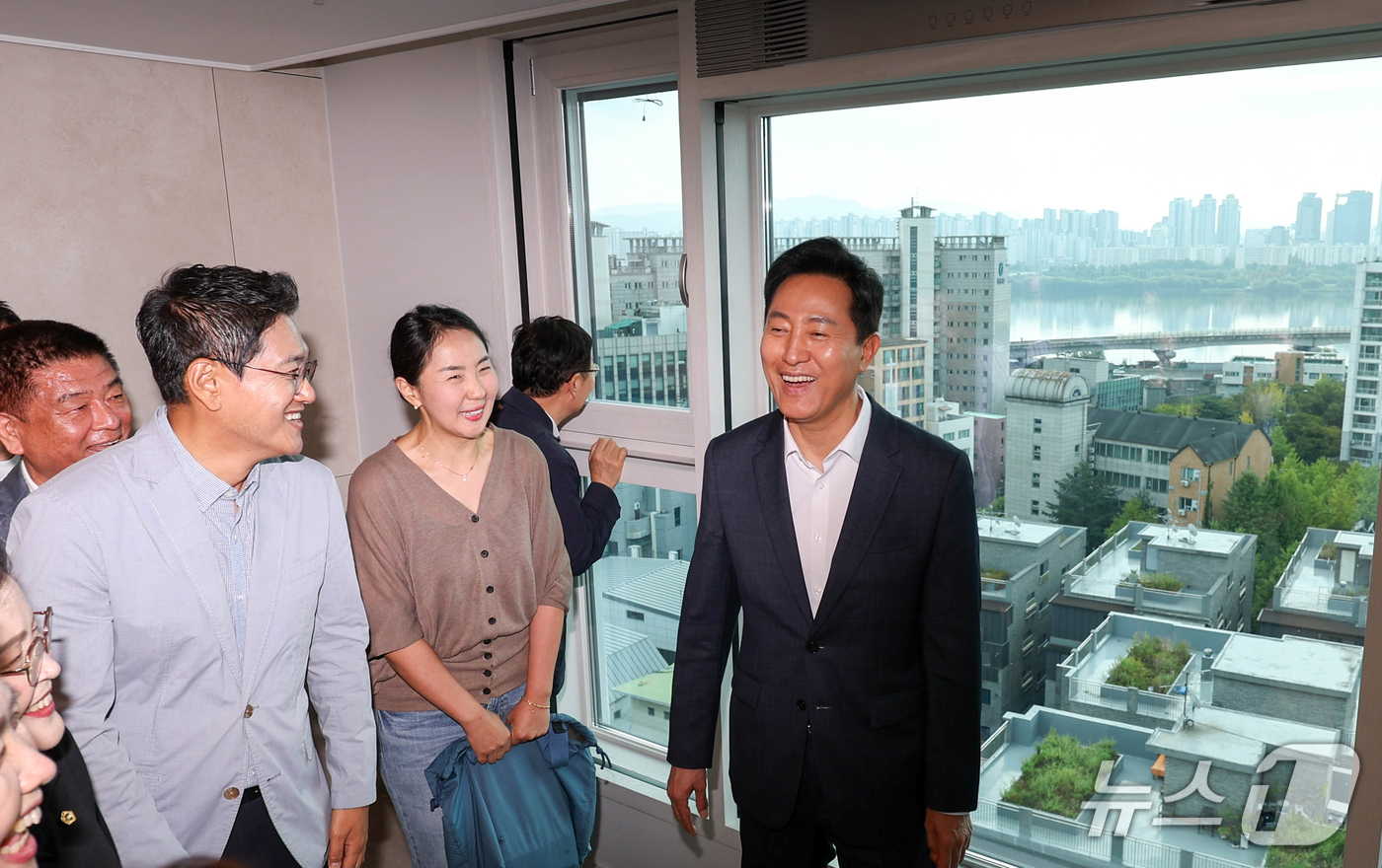 (서울=뉴스1) 김명섭 기자 = 오세훈 서울시장이 28일 서울 광진구 모아주택 1호 사업지를 방문해 현장을 점검하고 있다. 모아주택은 재개발·재건축이 어려운 노후 저층 주거지의 필 …