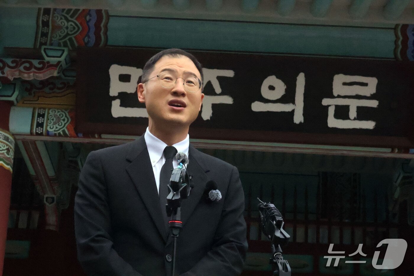 본문 이미지 - 28일 오전 전남광주 북구 운정동 국립 5·18 민주묘지에서 김상욱 울산시장이 참배 후 민주의 문 앞에서 발언하고 있다. ⓒ 뉴스1 조수민 기자