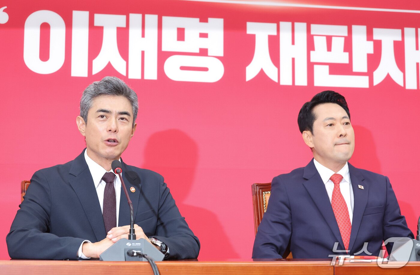 본문 이미지 - 강신철 신임 국방부 장관이 28일 서울 여의도 국회를 찾아 장동혁 국민의힘 대표를 예방하며 인사말을 하고 있다. 2026.9.28 ⓒ 뉴스1 신웅수 기자