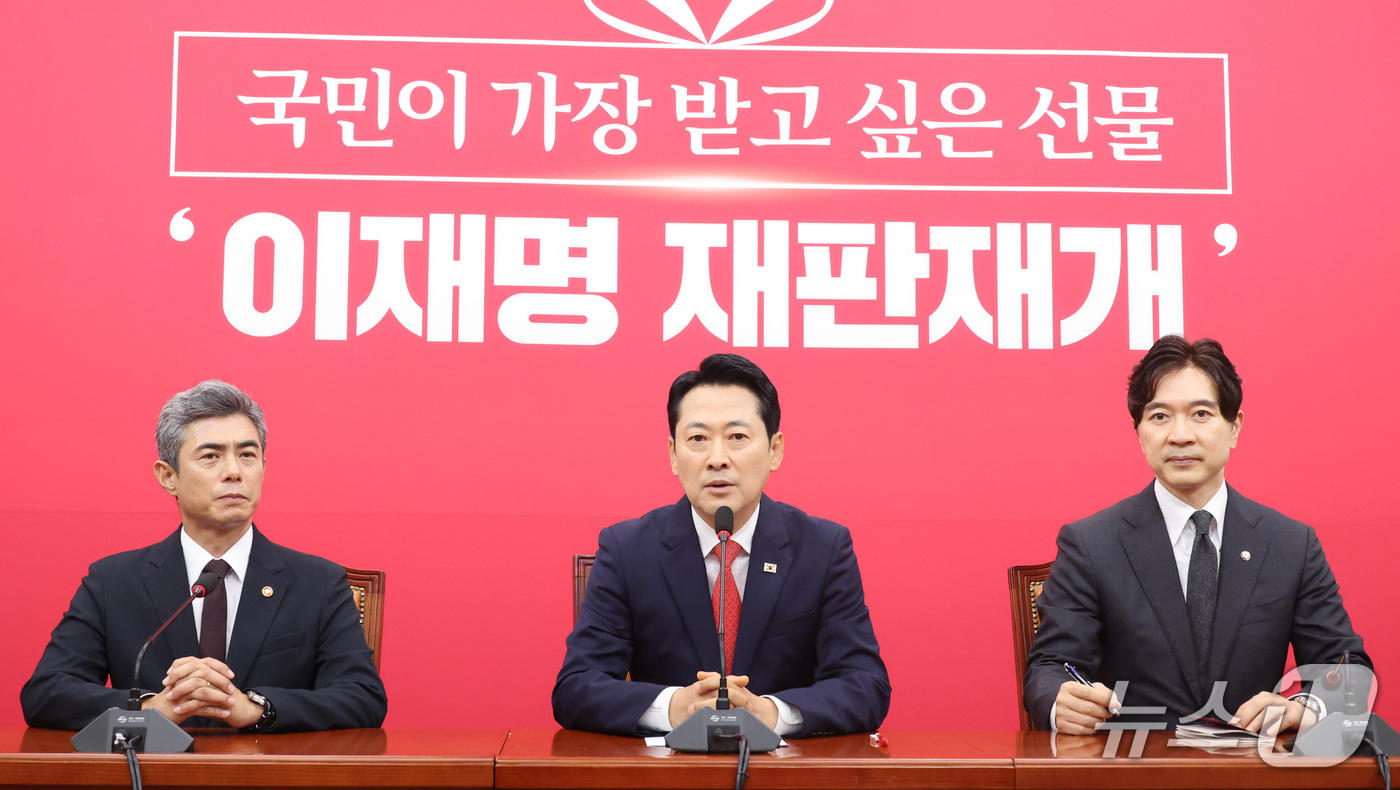 (서울=뉴스1) 신웅수 기자 = 장동혁 국민의힘 대표가 28일 서울 여의도 국회에서 강신철 신임 국방부 장관을 접견하며 인사말을 하고 있다. 2026.9.28/뉴스1