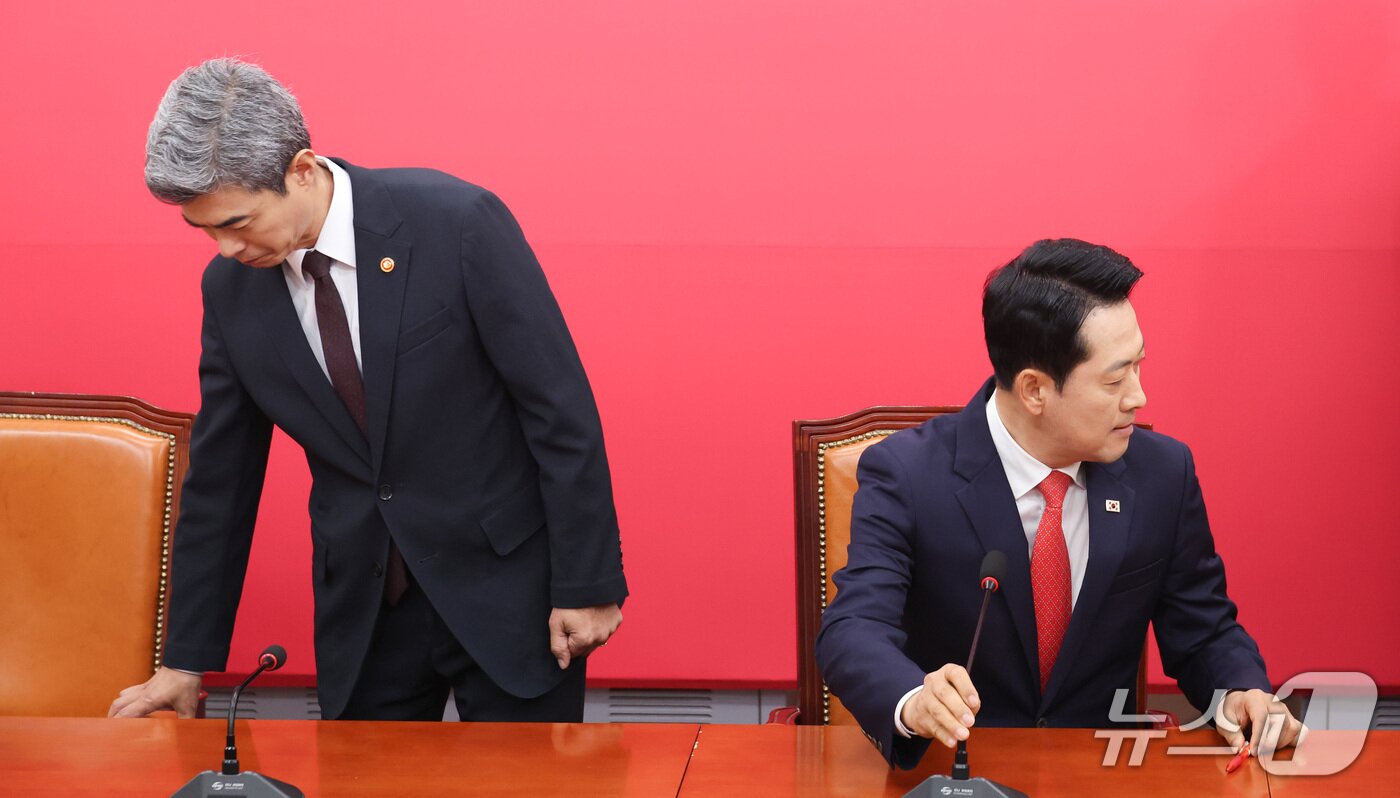 본문 이미지 - 장동혁 국민의힘 대표가 28일 서울 여의도 국회에서 강신철 신임 국방부 장관을 접견하고 있다. 2026.9.28 ⓒ 뉴스1 신웅수 기자