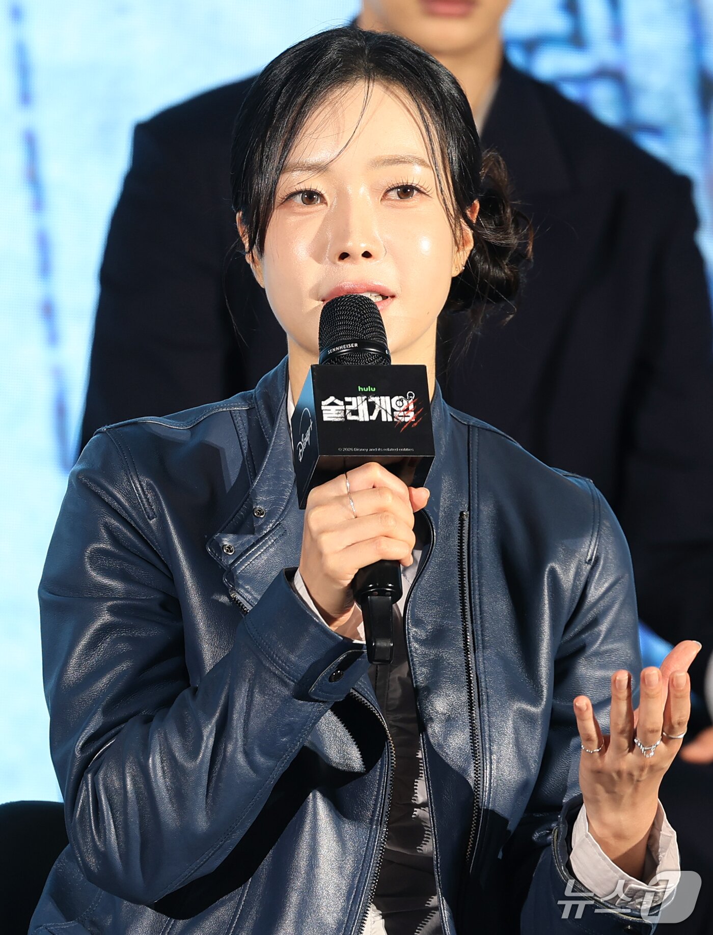 본문 이미지 - 박지민 아운서가 28일 서울 구로구 더세인트에서 열린 디즈니+ 오리지널 예능 '술래게임' 제작발표회에서 취재진 질문에 답하고 있다. ‘술래게임’은 추격전과 숨어 있는 술래의 심리전을 결합한 체험형 추격 서바이벌이다. 2026.9.28 ⓒ 뉴스1 권현진 기자