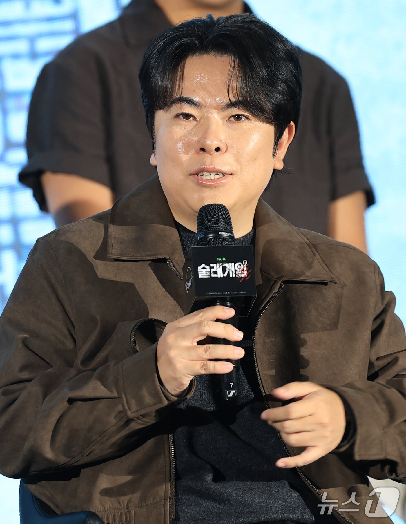 본문 이미지 - 현정완 PD가 28일 서울 구로구 더세인트에서 열린 디즈니+ 오리지널 예능 '술래게임' 제작발표회에서 취재진 질문에 답하고 있다. ‘술래게임’은 추격전과 숨어 있는 술래의 심리전을 결합한 체험형 추격 서바이벌이다. 2026.9.28 ⓒ 뉴스1 권현진 기자