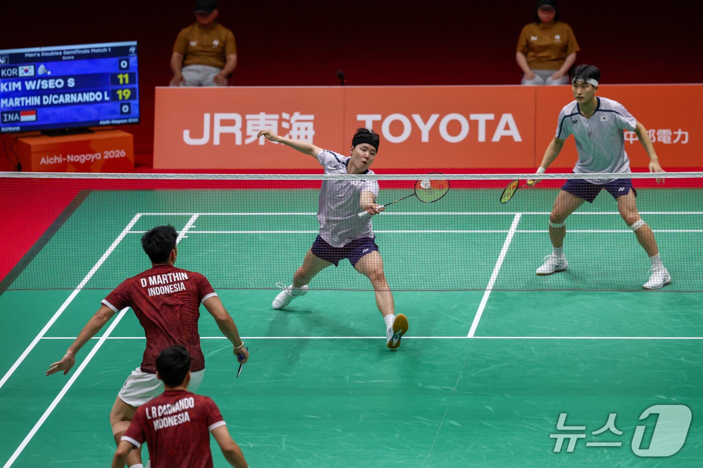 본문 이미지 - 28일 일본 이치노미야 시립체육관에서 열린 2026 아이치·나고야 아시안게임 배드민턴 남자 복식 준결승전, 한국 김원호와 서승재가 인도네시아와 맞대결을 펼치고 있다. ⓒ 뉴스1 안은나 기자